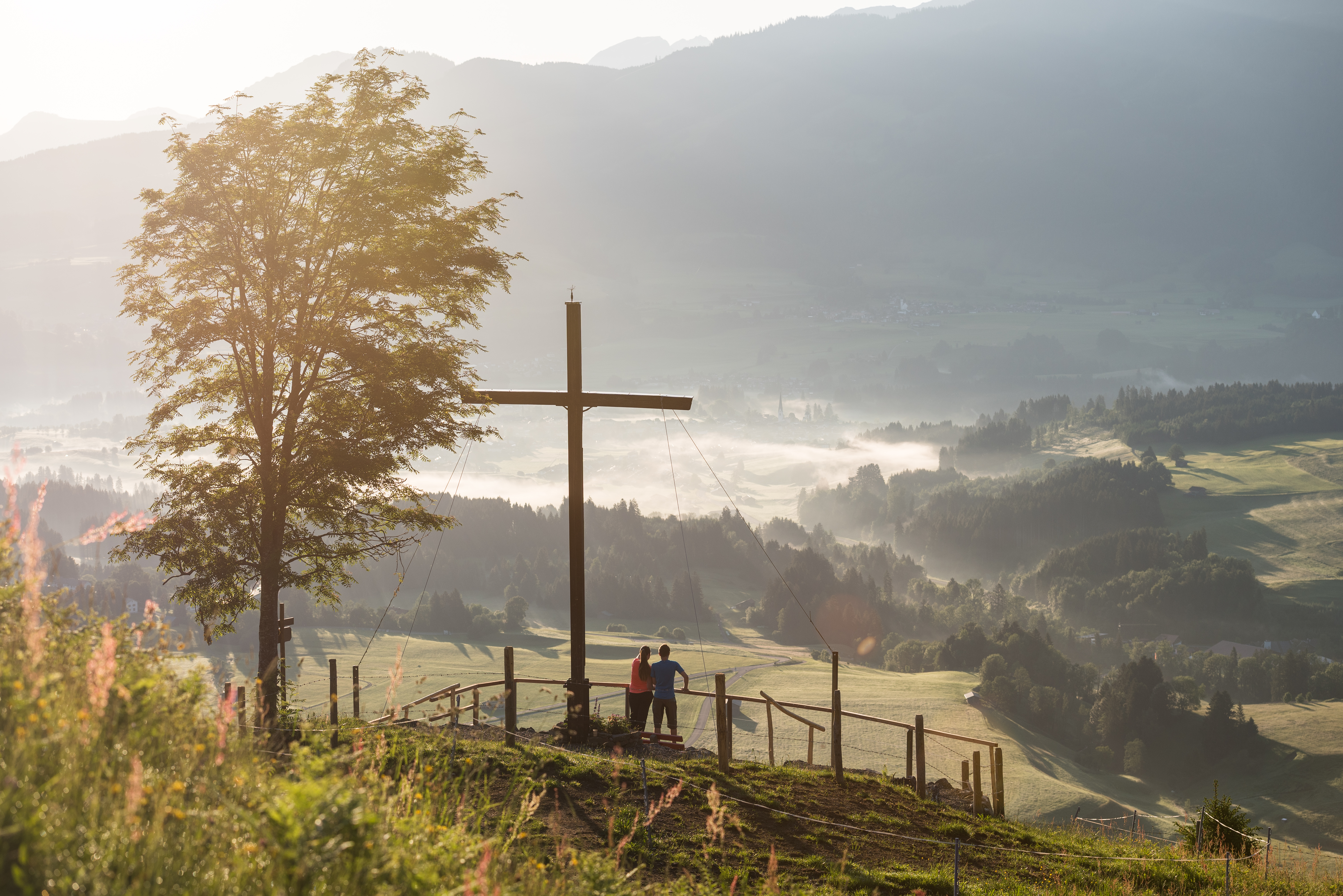 Wanderer am Sonderdorfer Kreuz in Bolsterlang - Hörnerdörfer im Allgäu