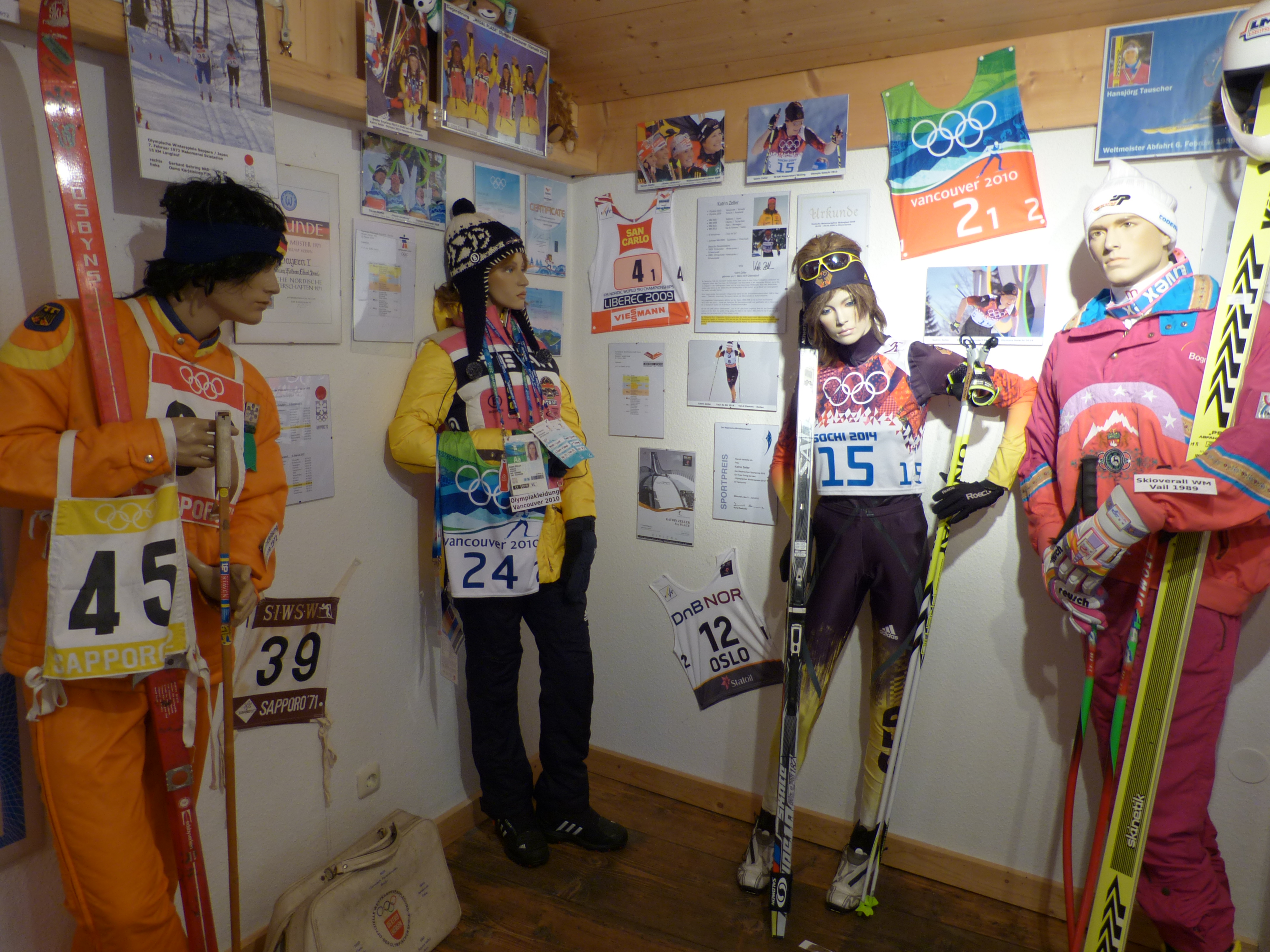 Schaufensterpuppen im Heimathaus mit Skimuseum in Fischen sind mit Skianzügen aus verschiedenen Jahrzehnten angezogen