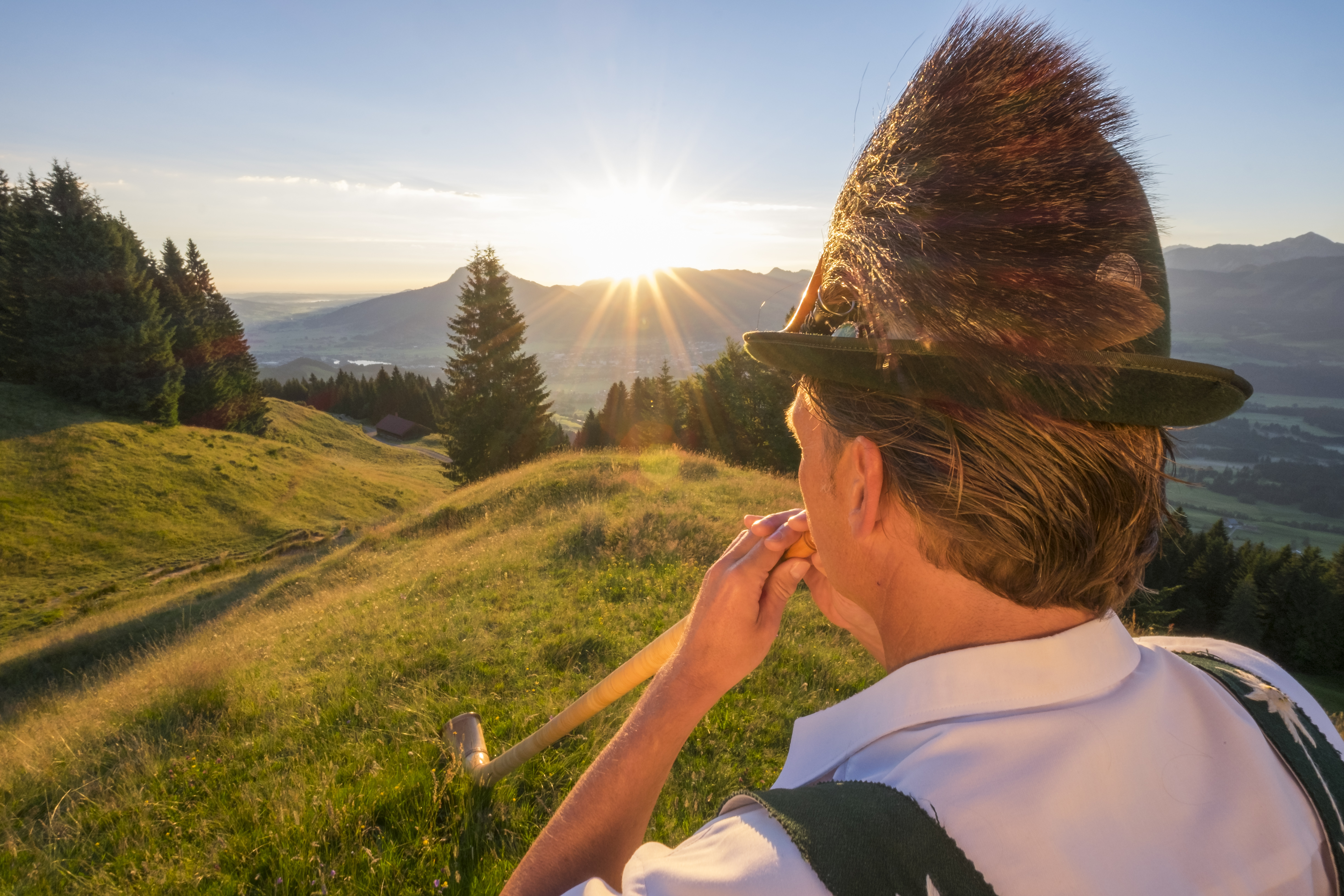 Alphorn zum Sonnenaufgang am Ofterschwanger Horn im Allgäu