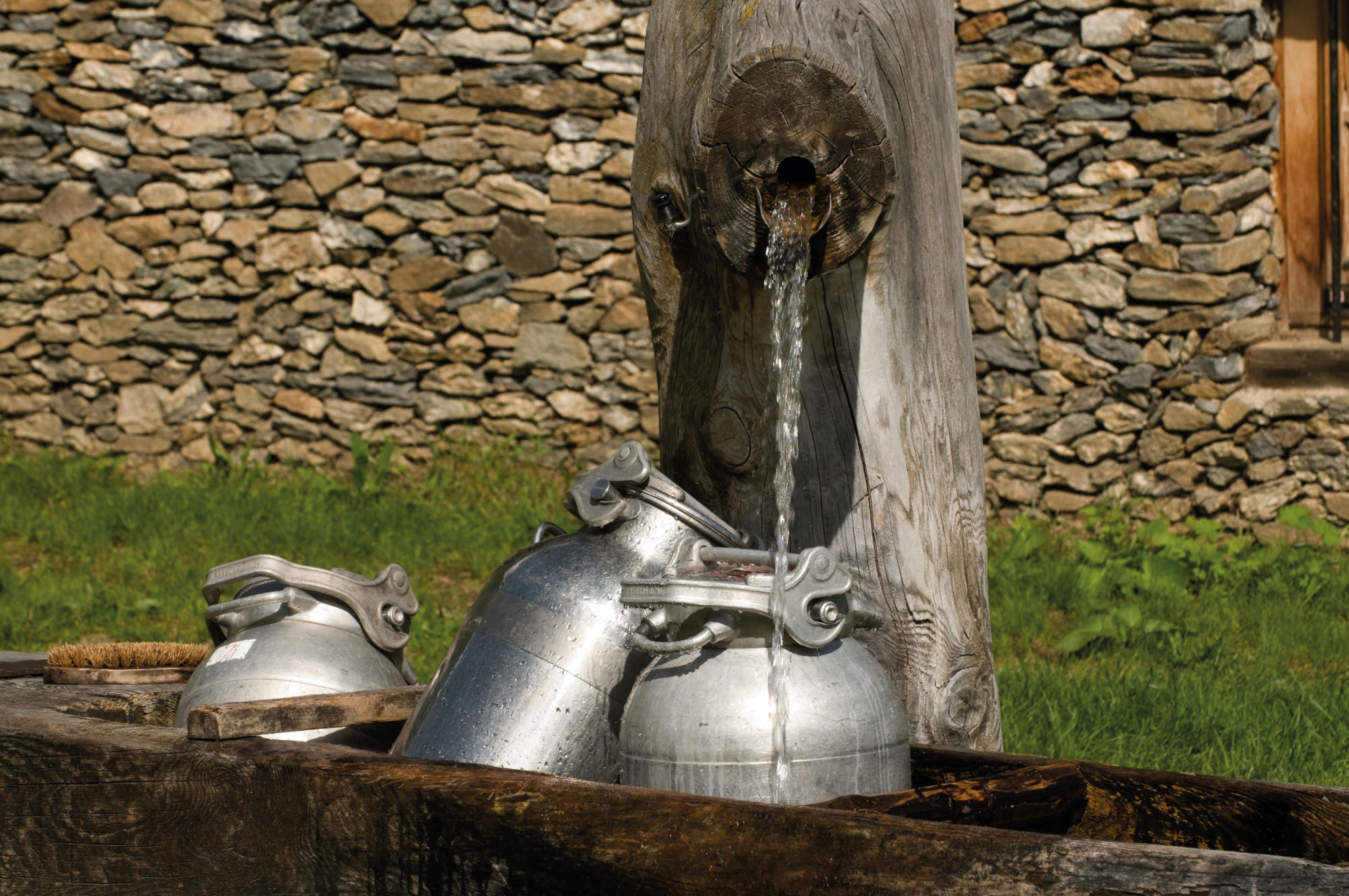 Milchkannen am Brunnen