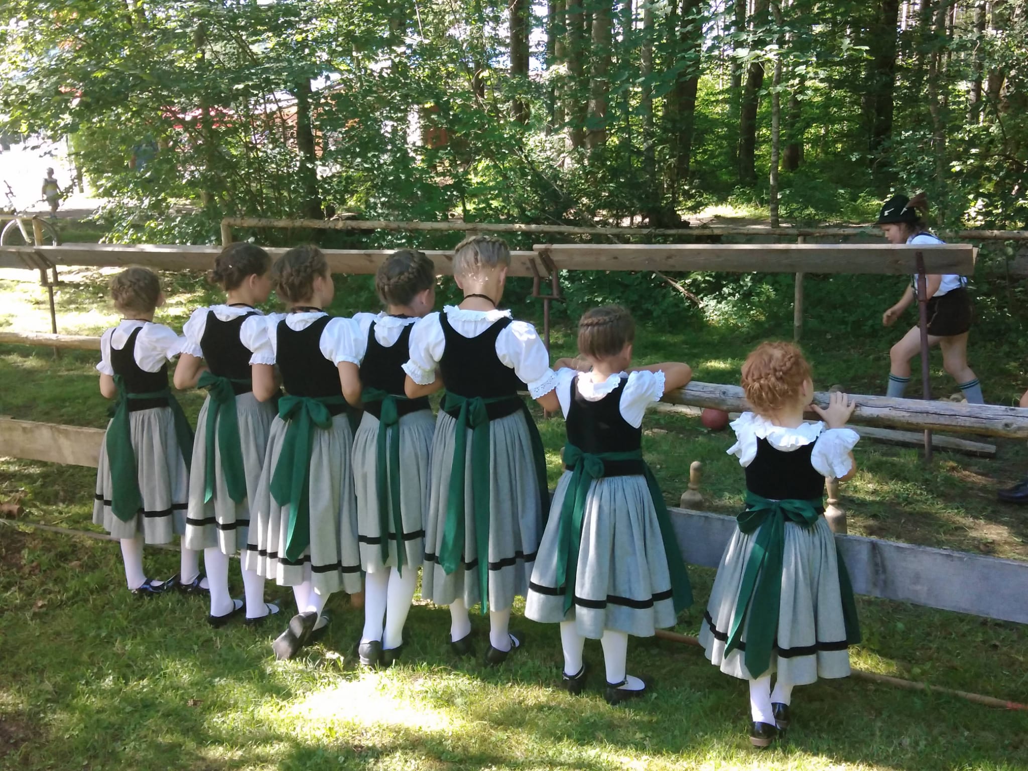 Junge "Fehla" (Mädels) in Allgäuer Tracht - Hörnerdörfer im Allgäu