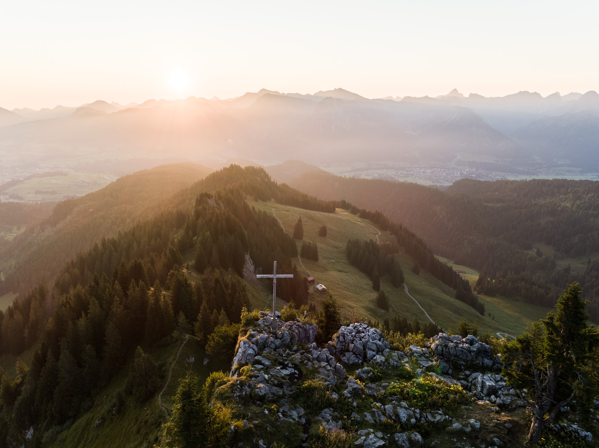 Drohnenaufnahme vom Sonnenaufgang mit Bergpanorama auf dem Gipfel des Berges Besler