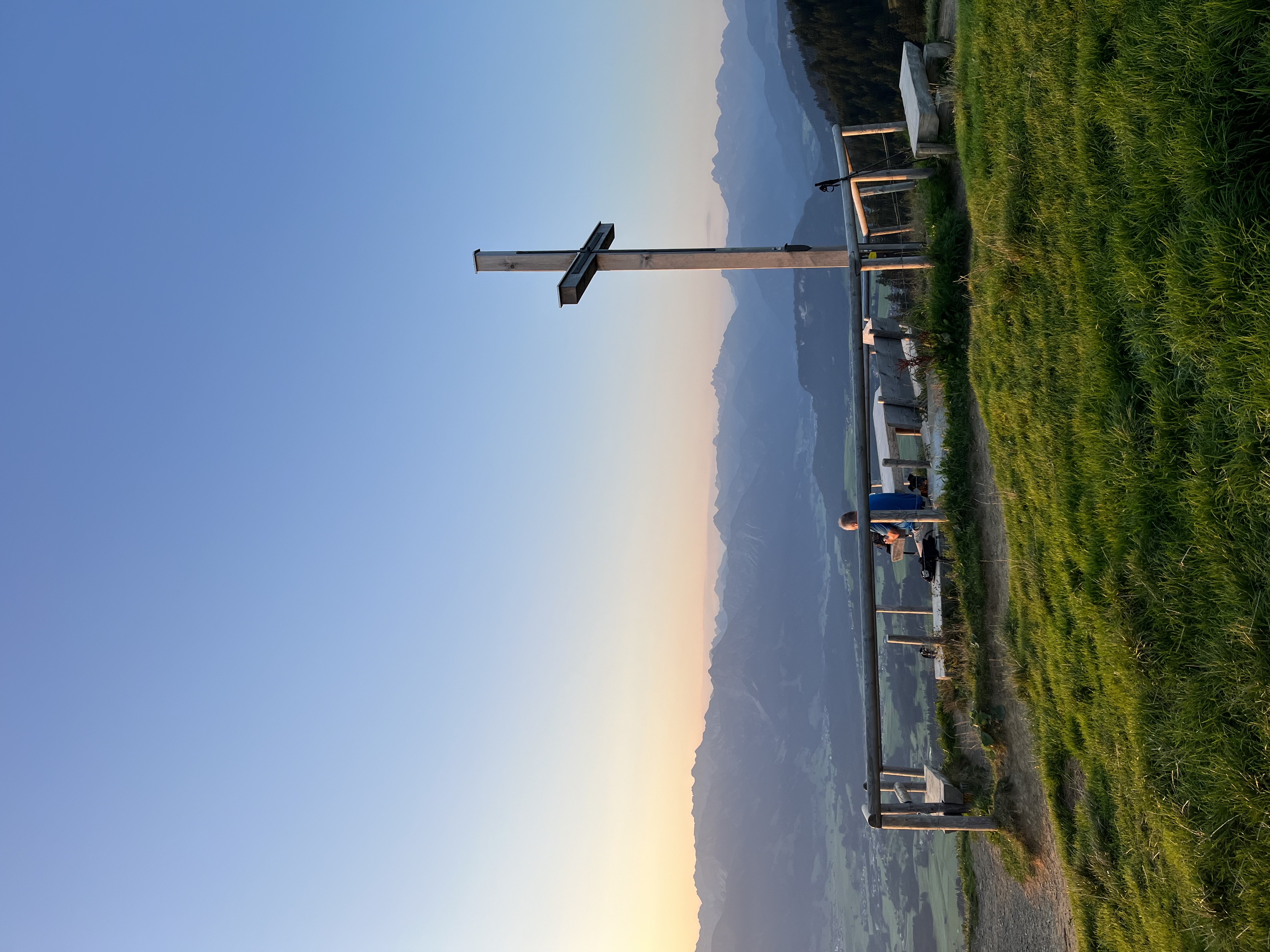 Gipfelkreuz des Ofterschwanger Horns bei Sonnenaufgang im Sommer