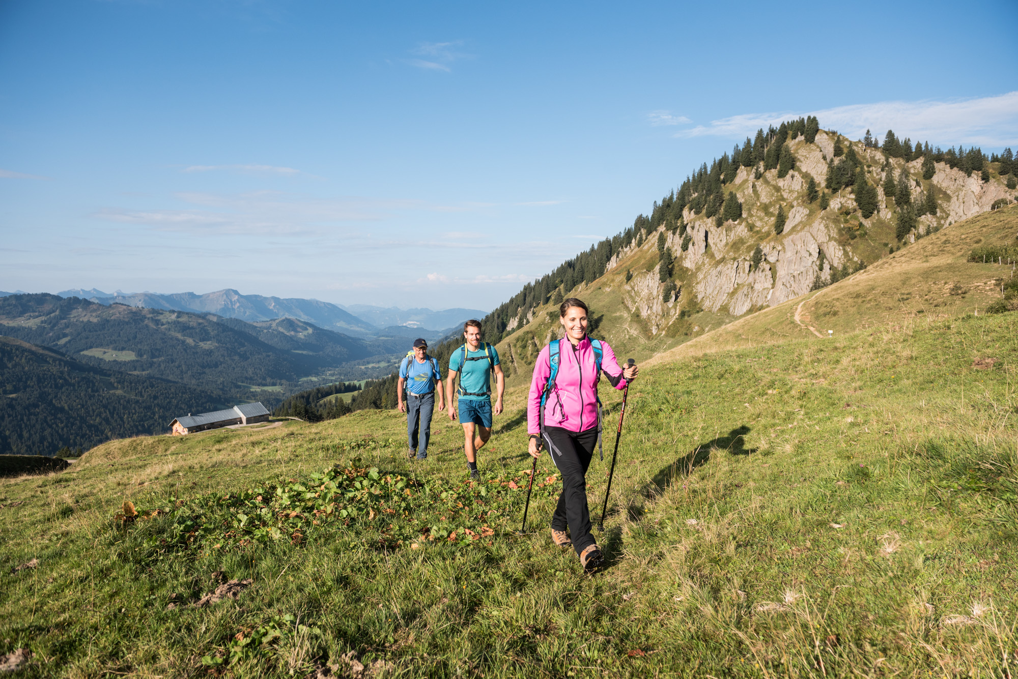 Wandern mit Ausblick in den Bergen im Allgäu Drei Wanderer wandern von Balderschwang über grüne Wiesen herauf