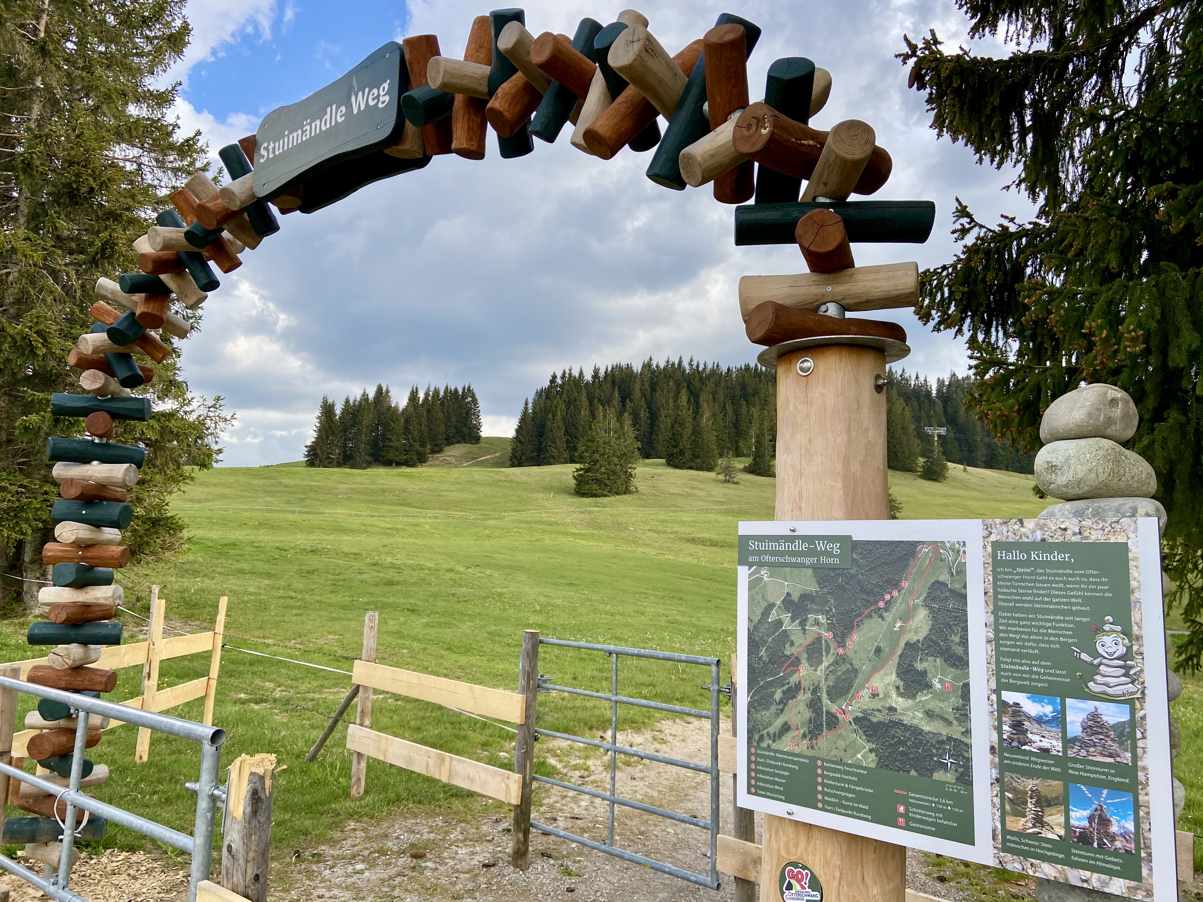 Stuimändle Erlebnisweg am Ofterschwanger Horn - Hörnerdörfer im Allgäu Eingang des Stuimändle Erlebniswegs am Ofterschwanger Horn - Hörnerdörfer im Allgäu