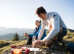 Wanderer zur Brotzeit bei Balderschwang - Hörnerdörfer im Allgäu