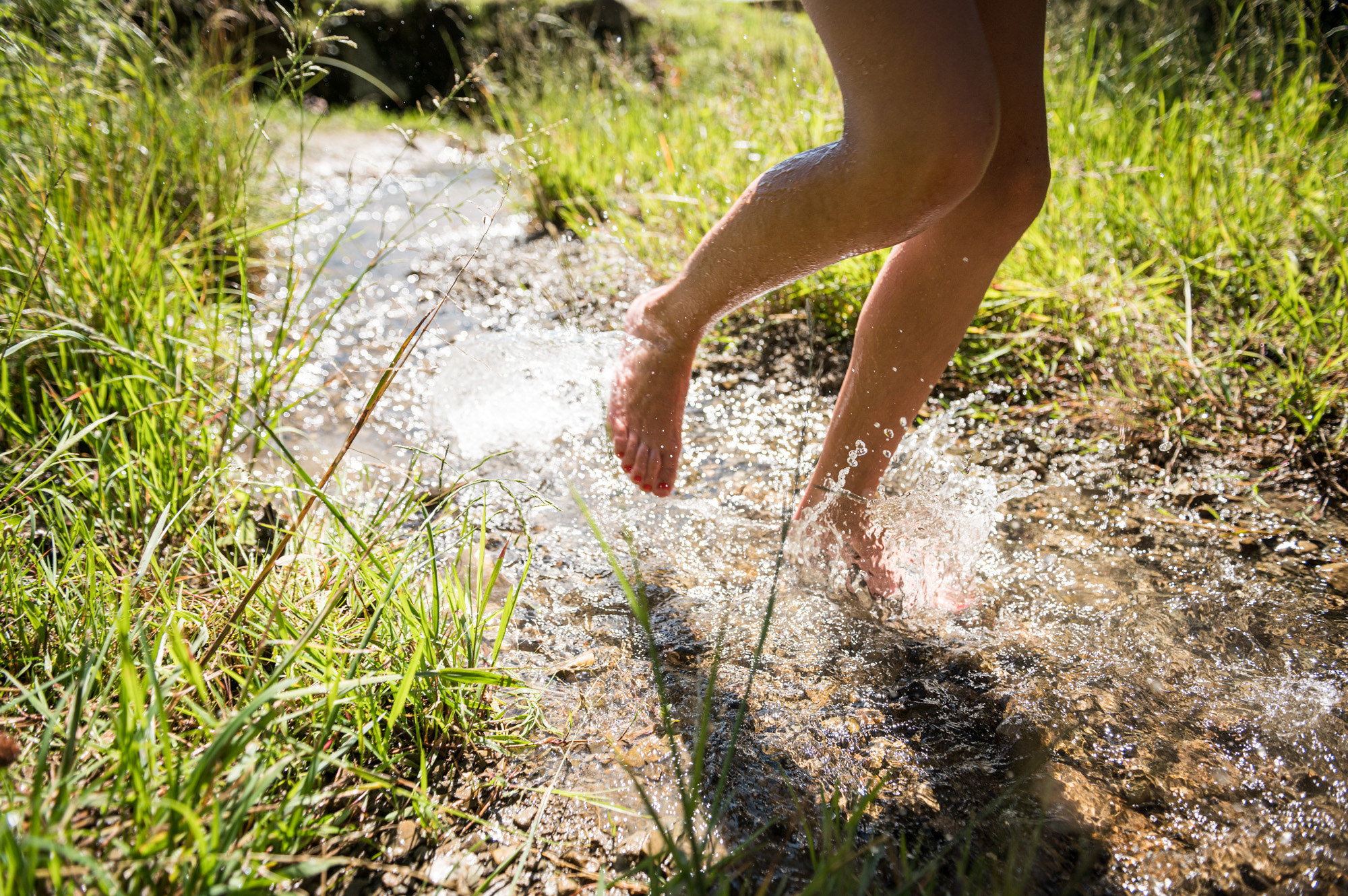 Spritzendes Wasser in einem Bach in den Hörnerdörfern