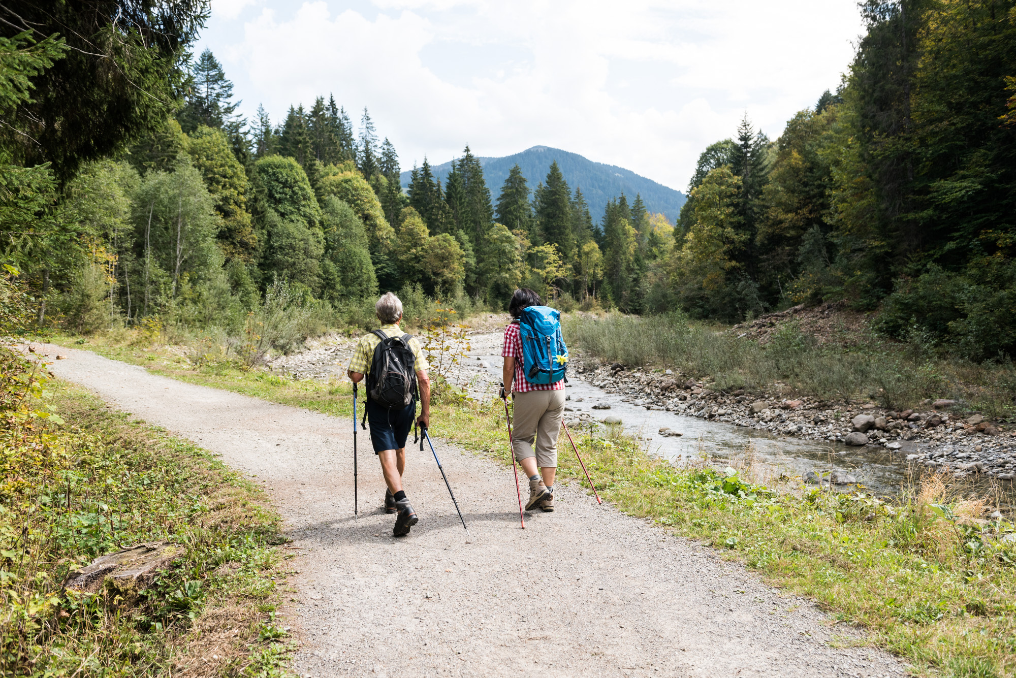Wandern an der Bolgenach in Balderschwang Wanderer gehen am Bach Bolgenach in Balderschwang entlang