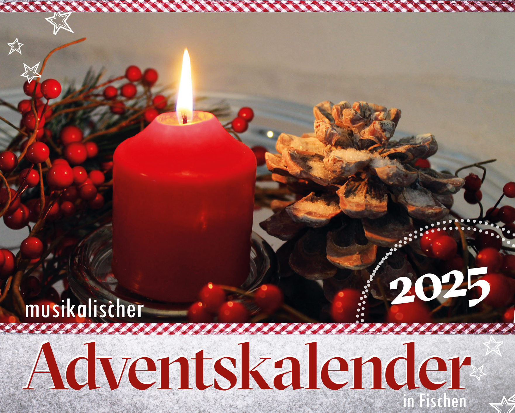 Deckblatt vom Musikalischen Adventskalender 2025 in Fischen - brennende Kerze, rote Beeren, Tannenzapfen