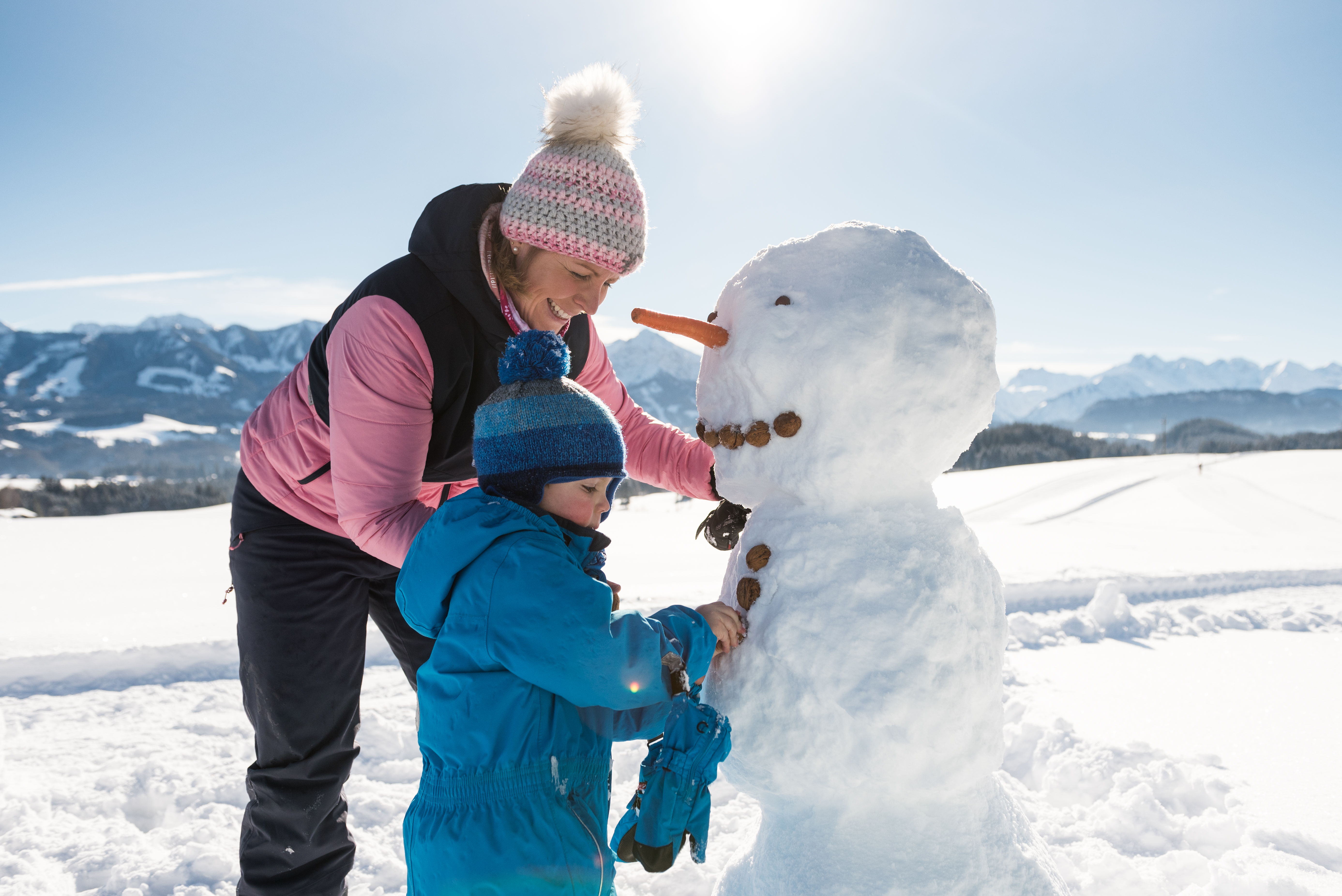 So kalt kann der Schneemann gar nicht sein, dass er von den Kleinen nicht heiß geliebt wird - Hörnerdörfer im Allgäu