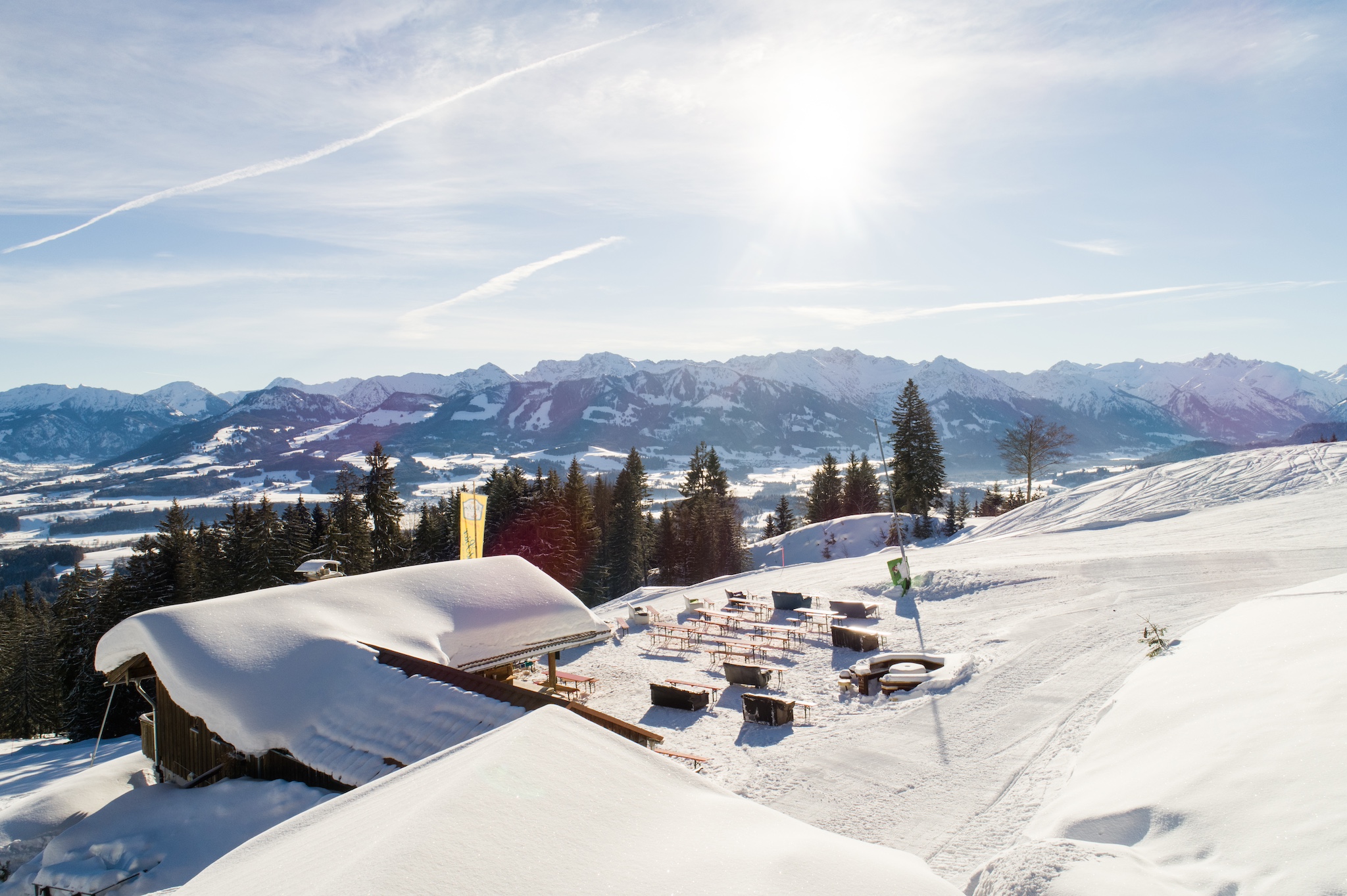 Einkehr auf der Hochbichl Hütte im Skigebiet Ofterschwang mit Bergpanorama - Hörnerdörfer im Allgäu