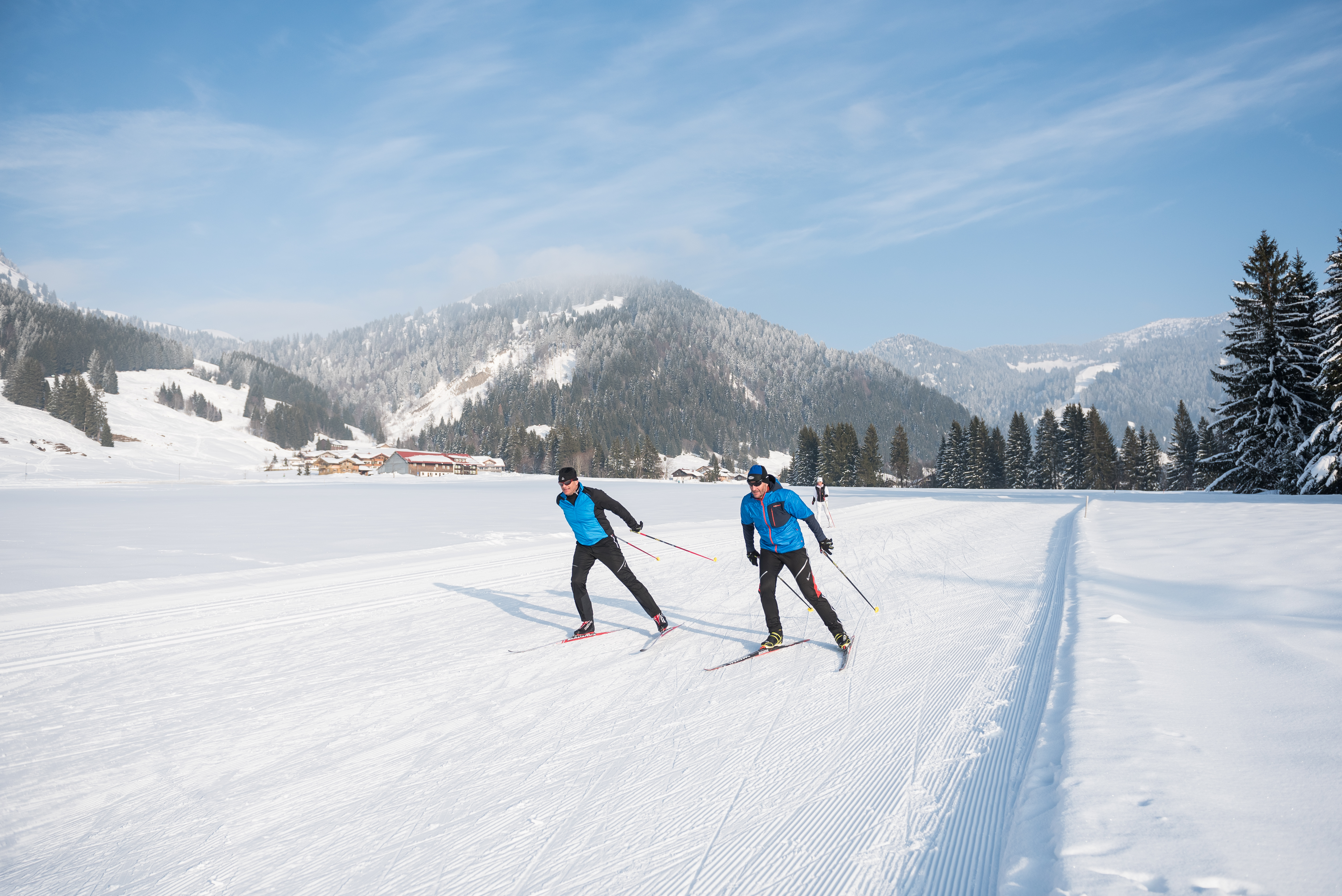 Zwei Langläufer beim Skaten auf der Loipe in Balderschwang