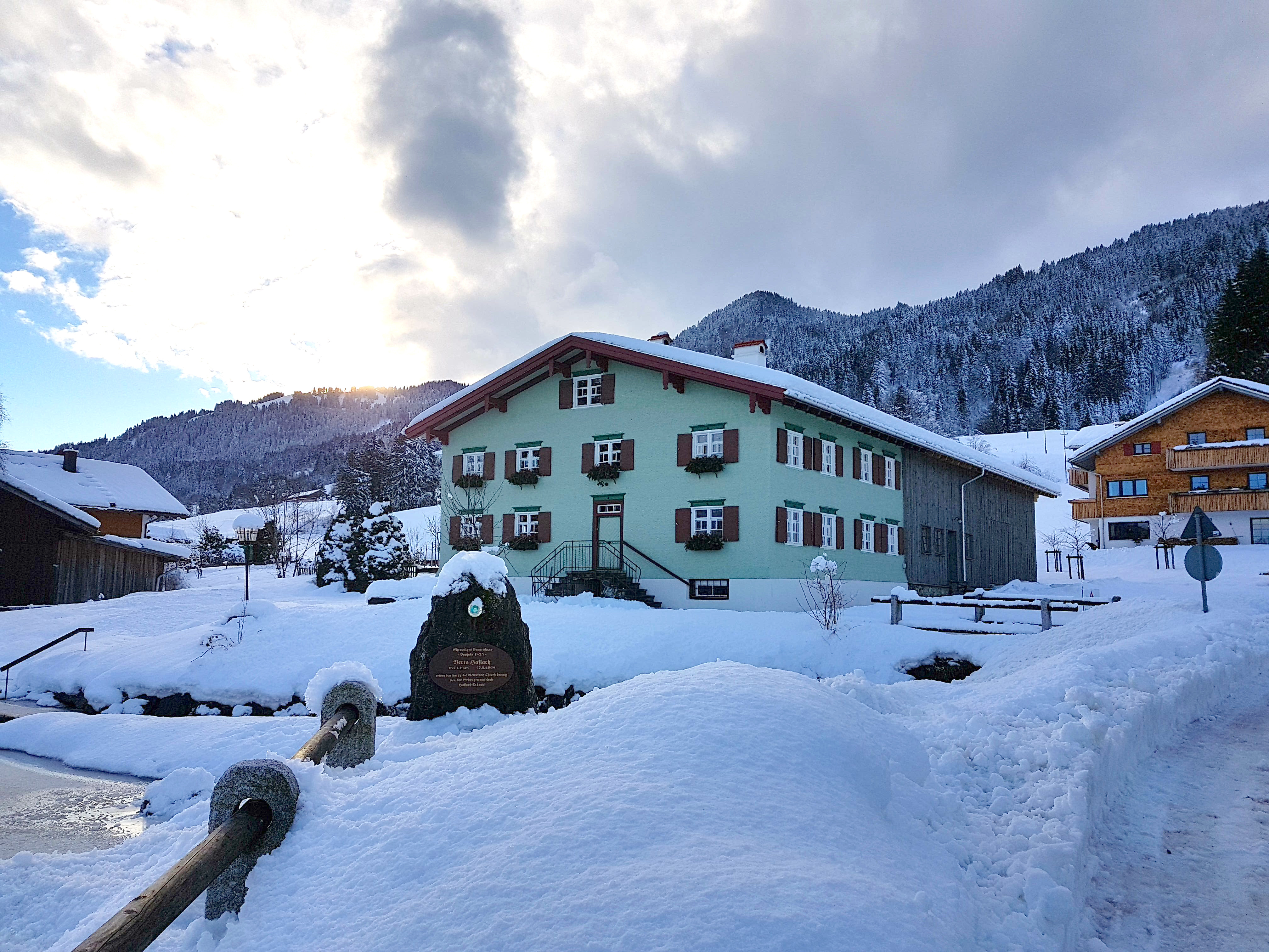 Altes Bauernhaus "Busche Berta" im tief verschneiten Allgäuer Dorf Ofterschwang