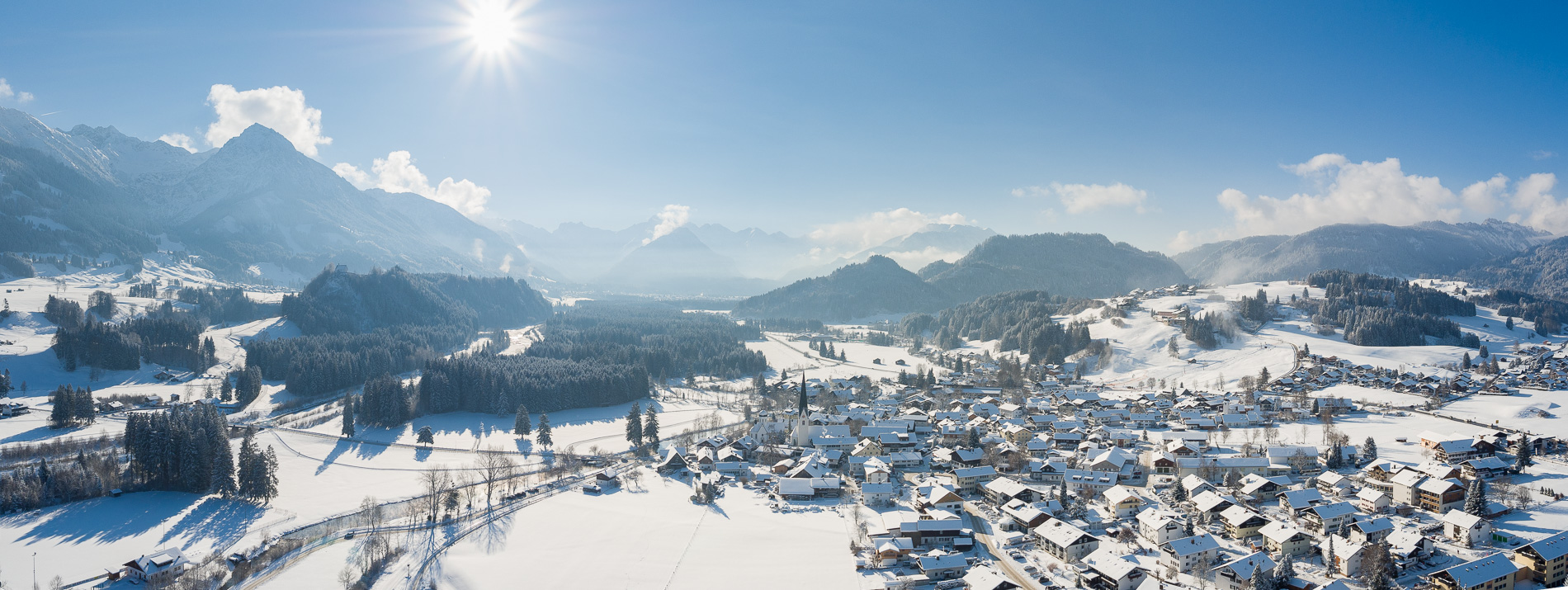 Winterlicher Blick auf Fischen in den Hörnerdörfern im Allgäu Blick auf die verschneite Dorfansicht von Fischen in den Hörnerdörfern im Allgäu
