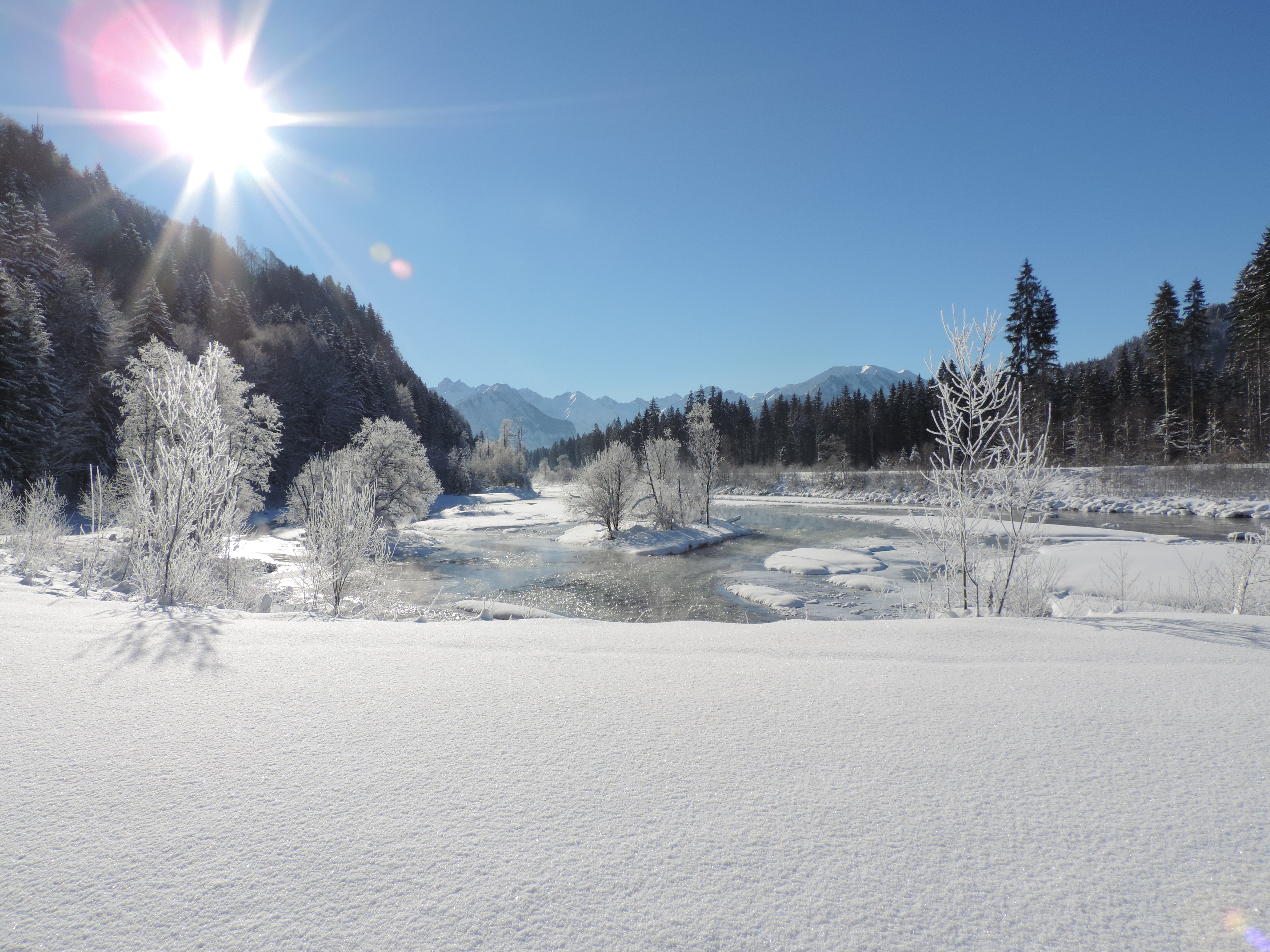 Winterlandschaft am Auwaldsee bei Fischen im Allgäu