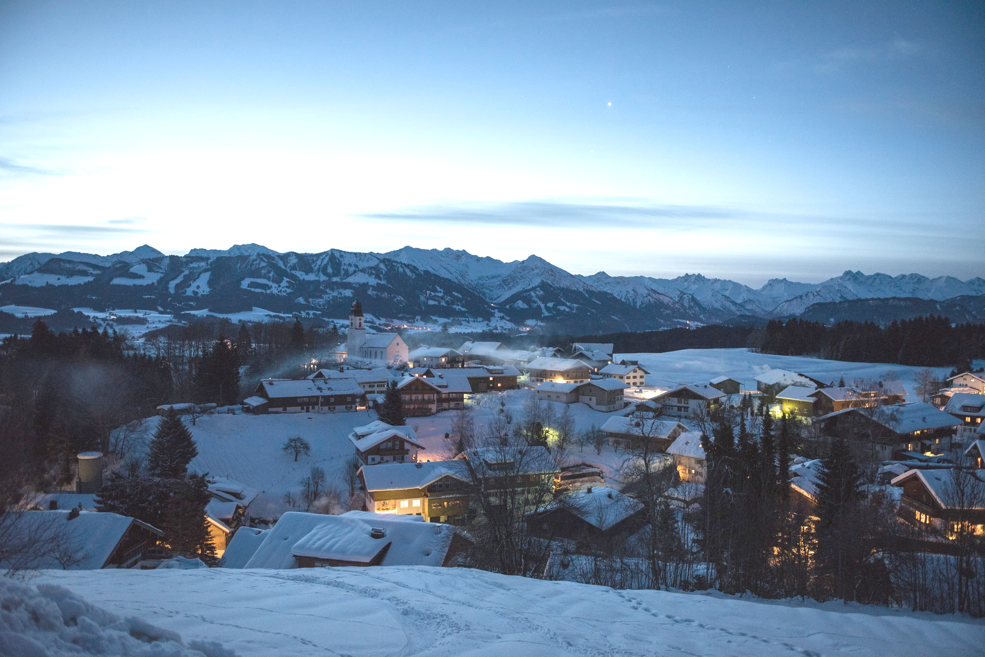 Ofterschwang im Winter Ein verschneites Winterwunderland präsentiert sich in Ofterschwang, eingebettet in die malerischen Hörnerdörfer.