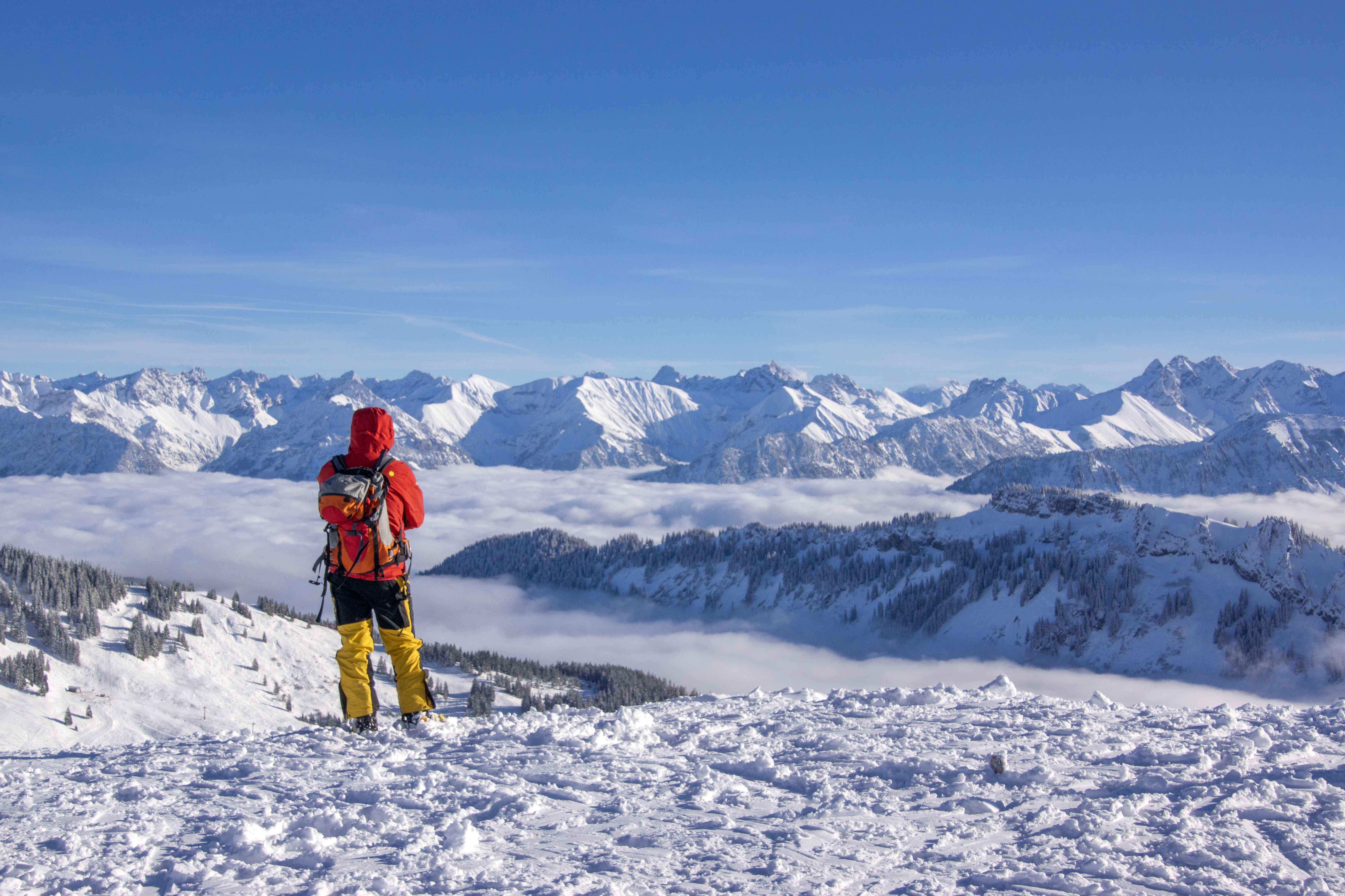 Ausblick genießen an einem kalten Wintertag am Riedbergerhorn bei Grasgehren - Hörnerdörfer im Allgäu