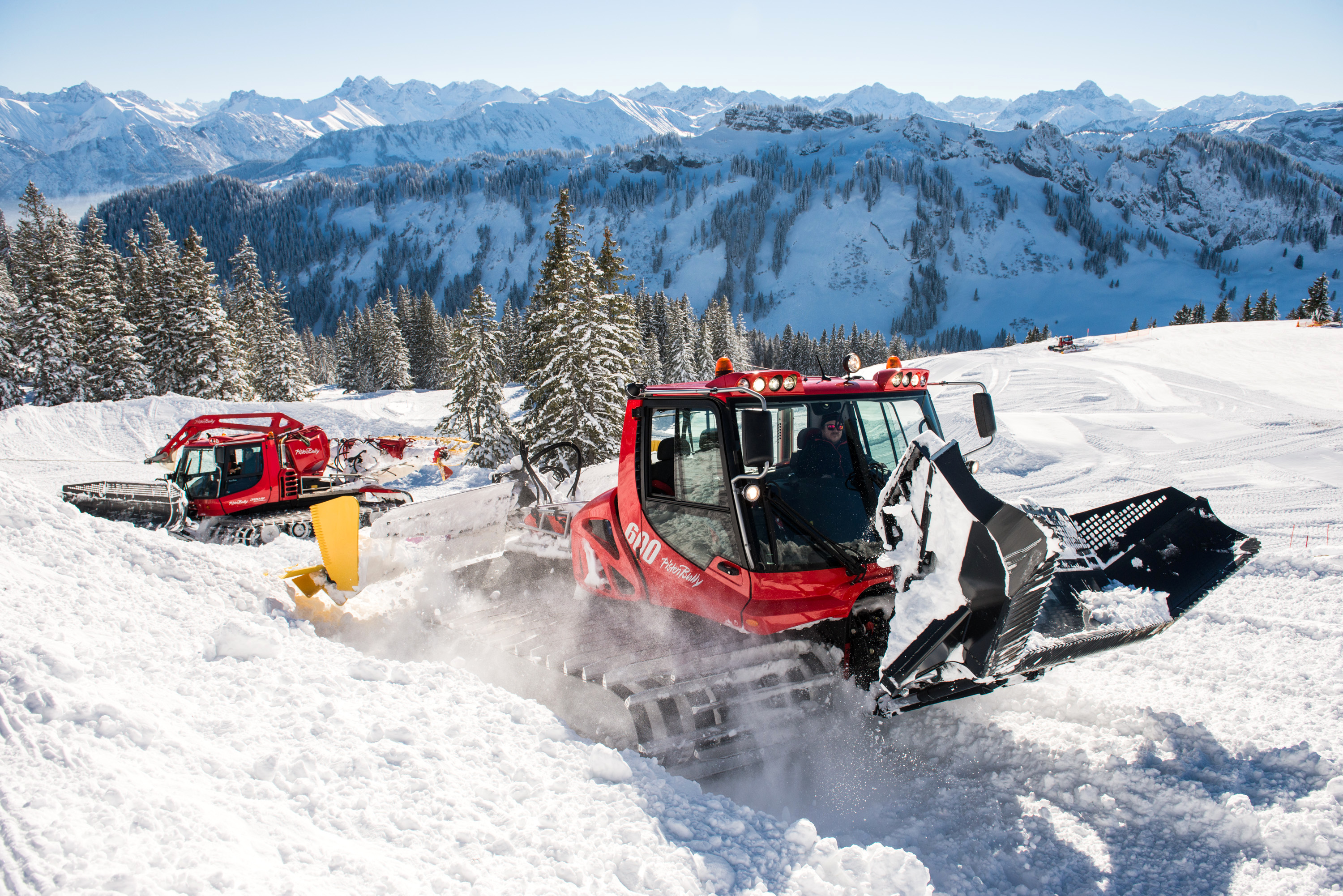 Pistenraupe beim präparieren einer Skipiste im Allgäu