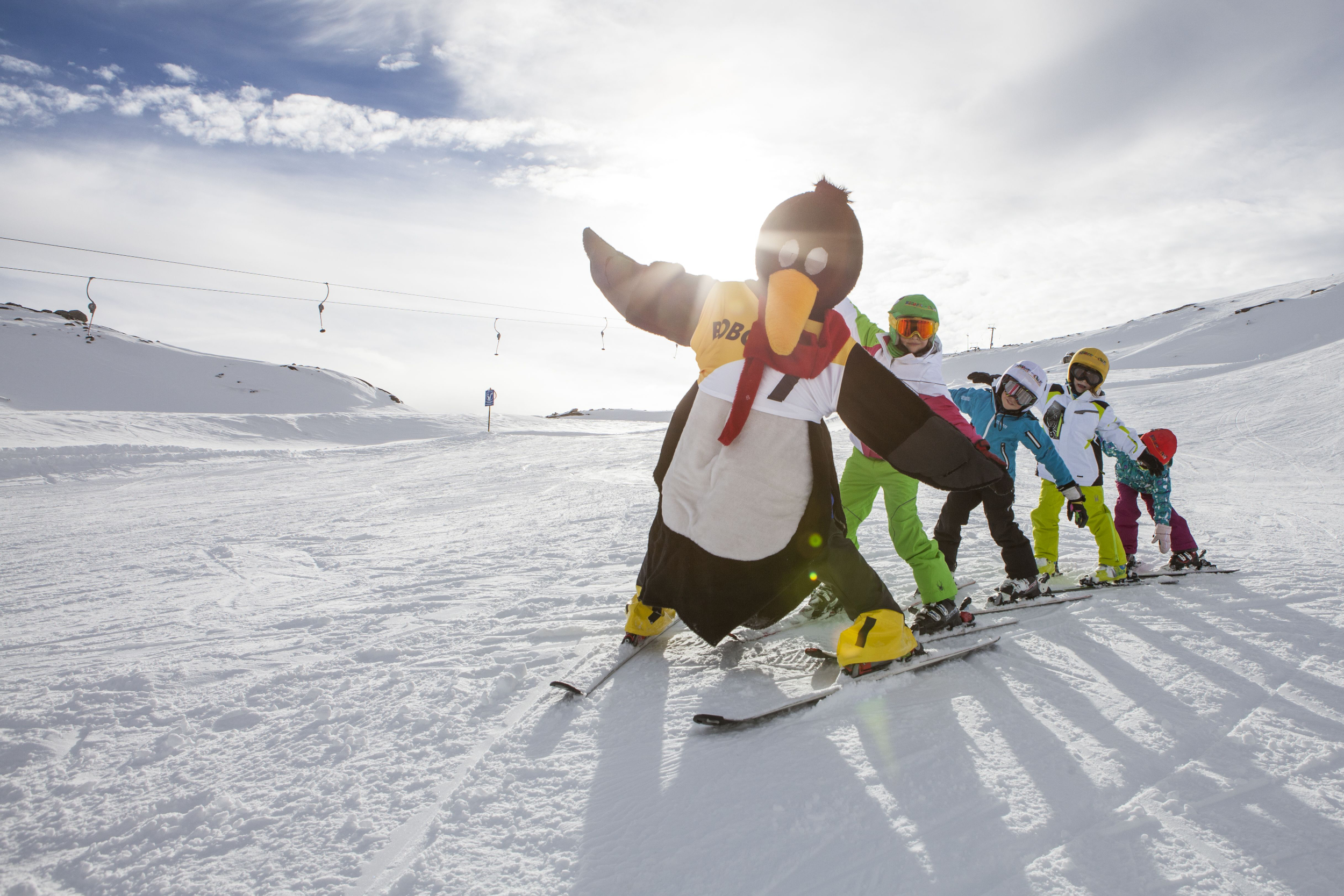 Kinder lernen mit Bobo das Skifahren in Ofterschwang im Allgäu