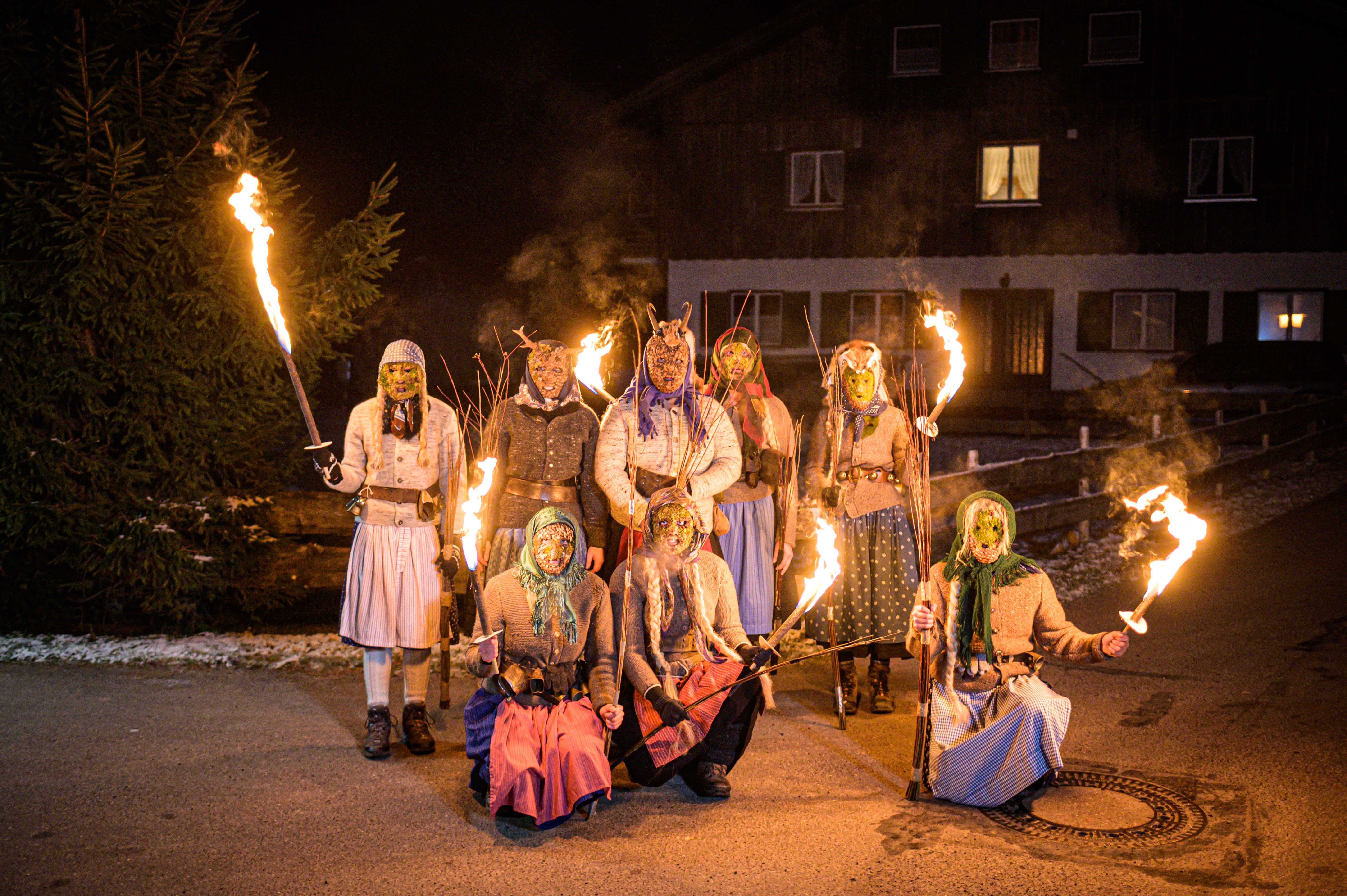Bärbele in den Hörnerdörfern im Allgäu Bärbelegruppe mit Fackeln in den Hörnerdörfern im Allgäu.