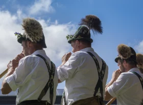 Erleben Sie die Hörnerdörfer als echte und ehrliche Sommerfrische. Genießen sie Gastfreundschaft, die von Herzen kommt, auch wenn der Kuchen grad aus ist, und genießen Sie einen Urlaub, der Ihnen Kurzweil anbietet, aber dafür alle Zeit der Berge lässt.