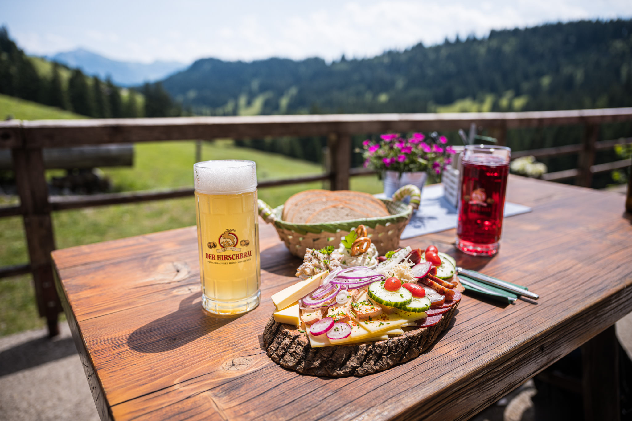 Erleben Sie die Hörnerdörfer als echte und ehrliche Sommerfrische. Genießen sie Gastfreundschaft, die von Herzen kommt, auch wenn der Kuchen grad aus ist, und genießen Sie einen Urlaub, der Ihnen Kurzweil anbietet, aber dafür alle Zeit der Berge lässt.