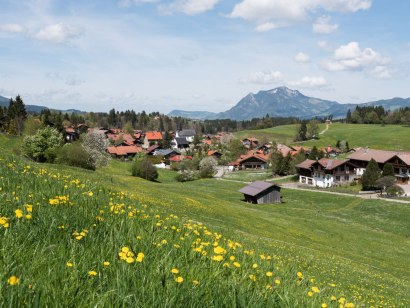 Das Hörnerdorf Obermaiselstein im Allgäu. Im Hintergrund der Grünten - Wächter des Allgäus, © Tourismus Hörnerdörfer, F. Kjer