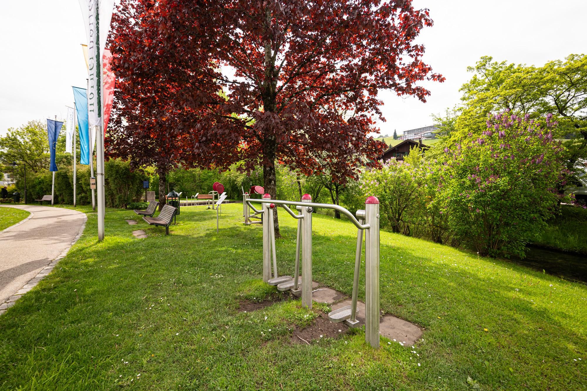 Die Geräte befinden sich neben dem Weg auf der Rückseite des Kurhauses in Fischen auf einer Rasenfläche.