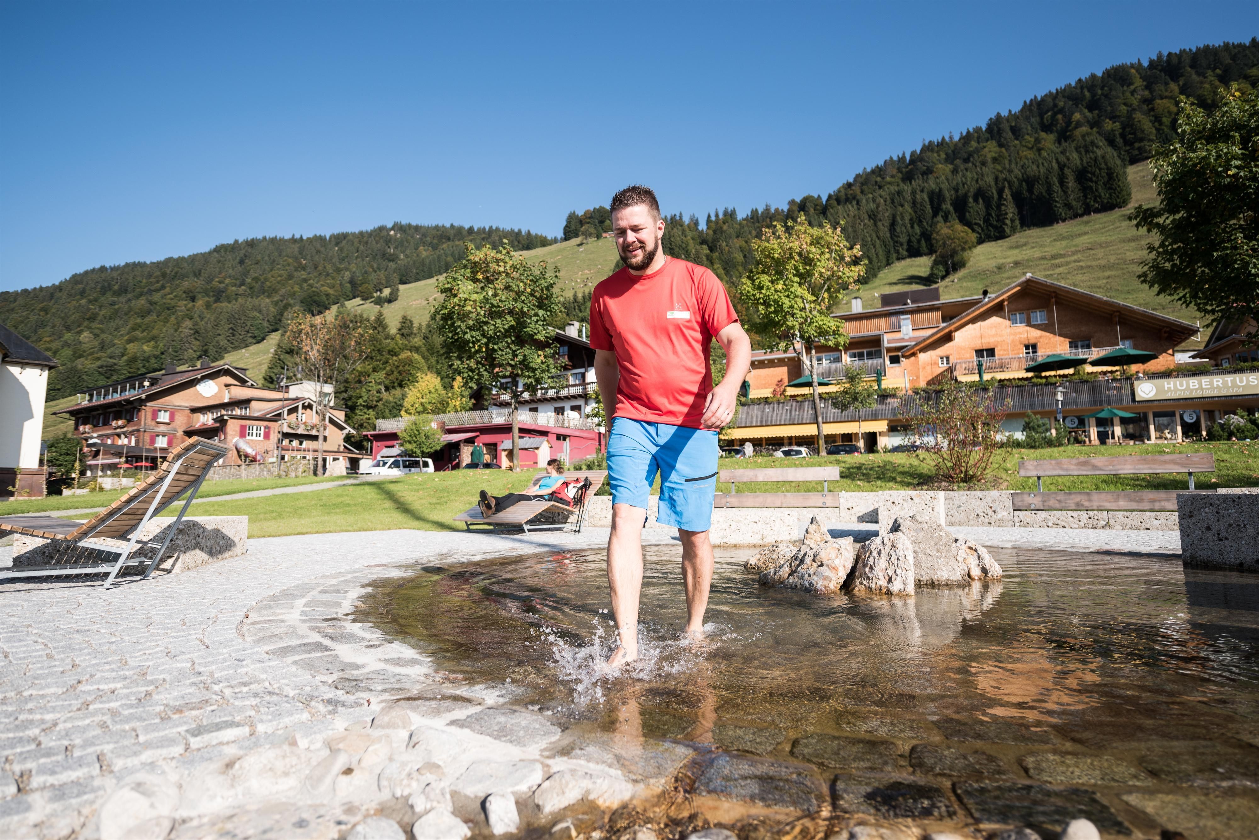 Wassertreten im Brunnen und Wasserspiel am Balderschwanger Dorfplatz