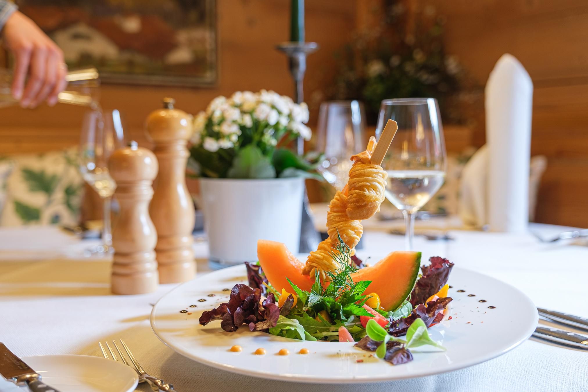 Fein angerichteter Salatteller im Restaurant Waldhaus Ofterschwang.