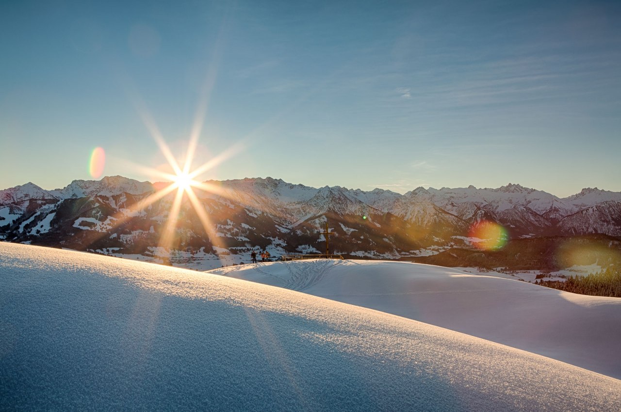 Winterlicher Sonnenaufgang über den Allgäuer Alpen am Ofterschwanger Horn. Winterurlaub in Bayern., © Tourismus Hörnerdörfer / ProVisionMedia