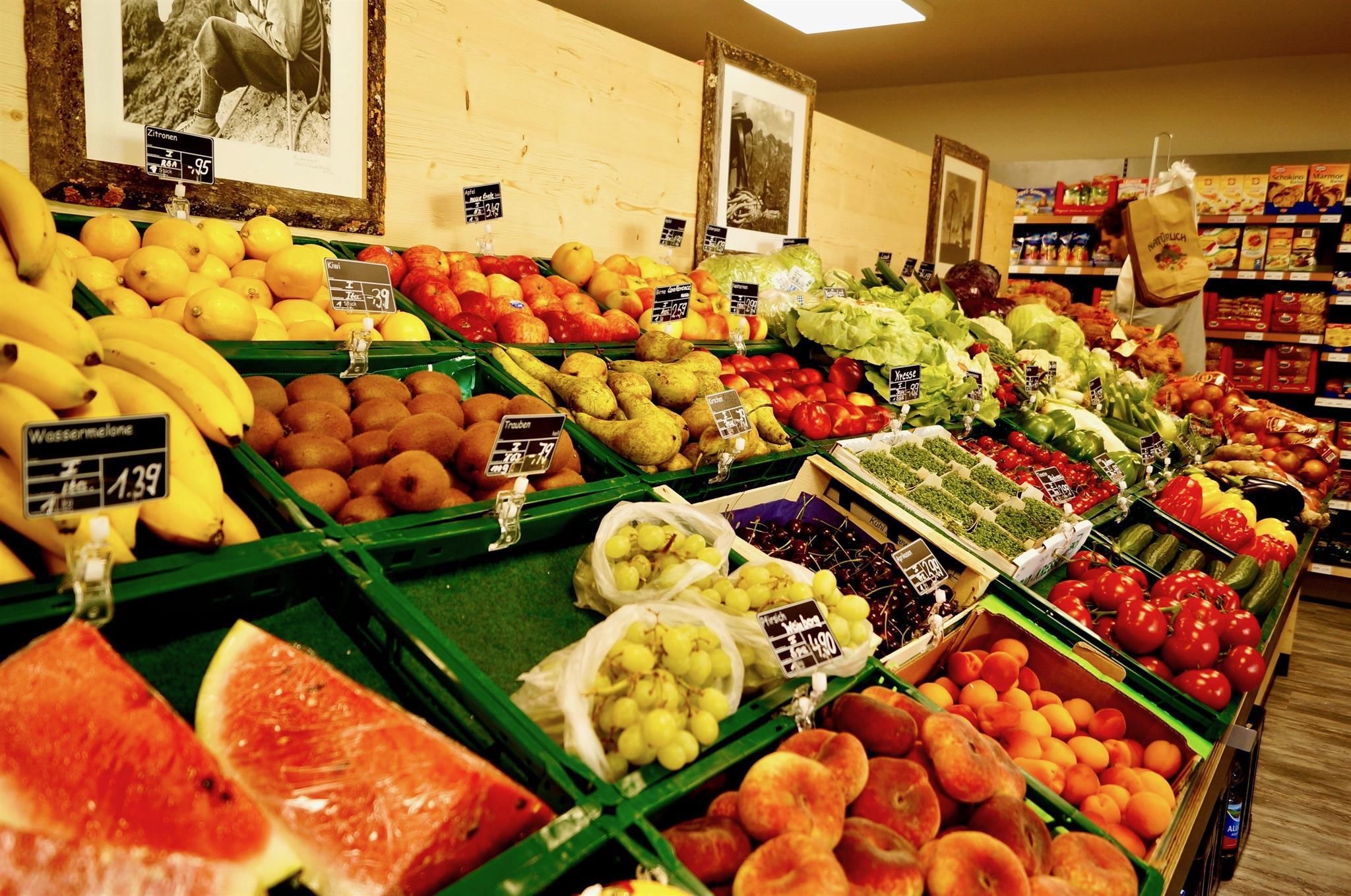 Auslage mit frischem Obst und Gemüse im Dorfladen Ofterschwang.