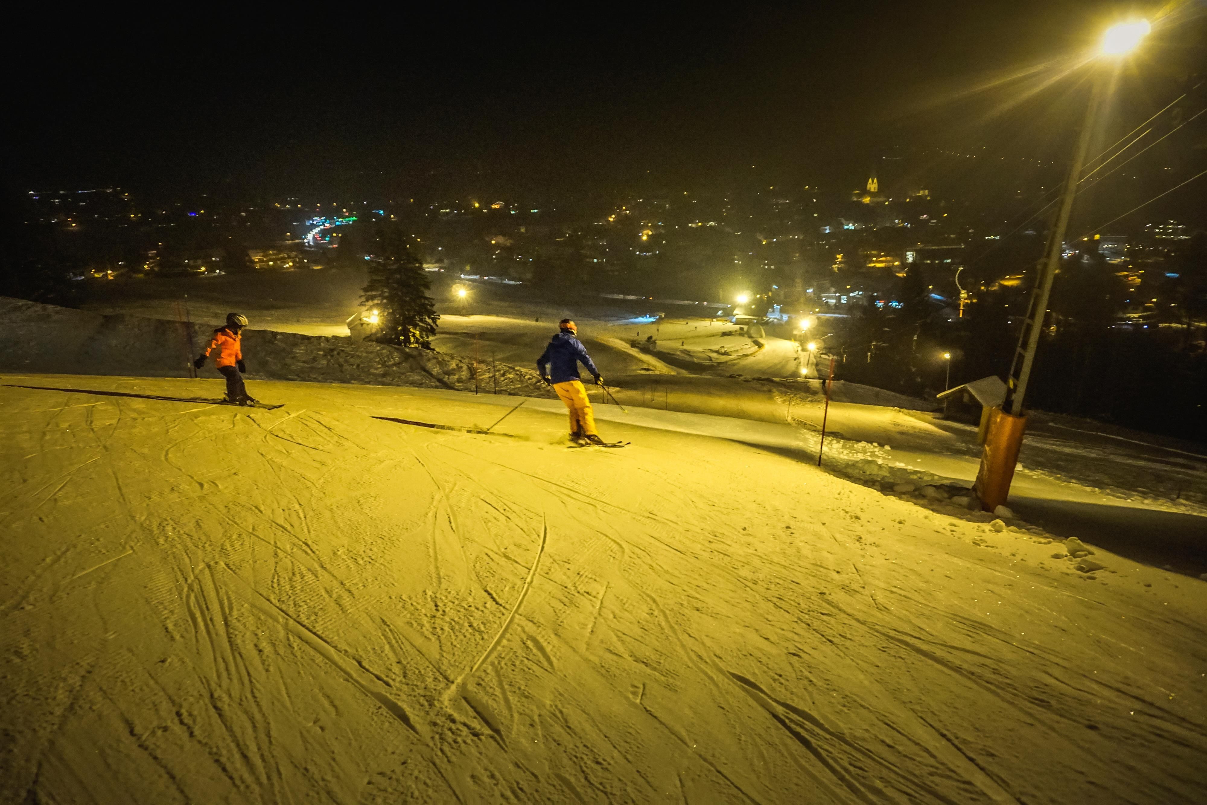 Skifahren am Abend unter Flutlicht, hier zwei Skifahrer am Stinesser-Lift.
