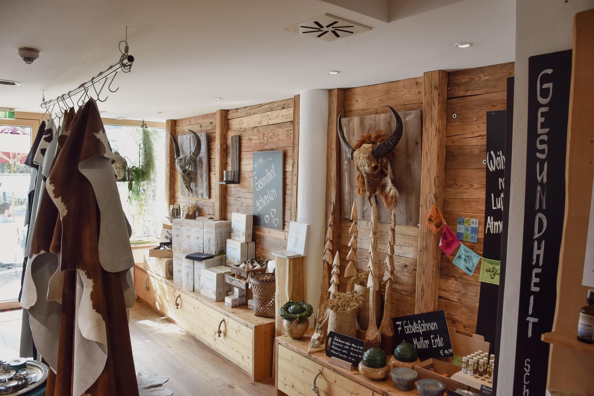 Gemütlicher Laden Hubertus in Balderschwang. Ausgestellte Produkte auf Holztischen und Regalen.