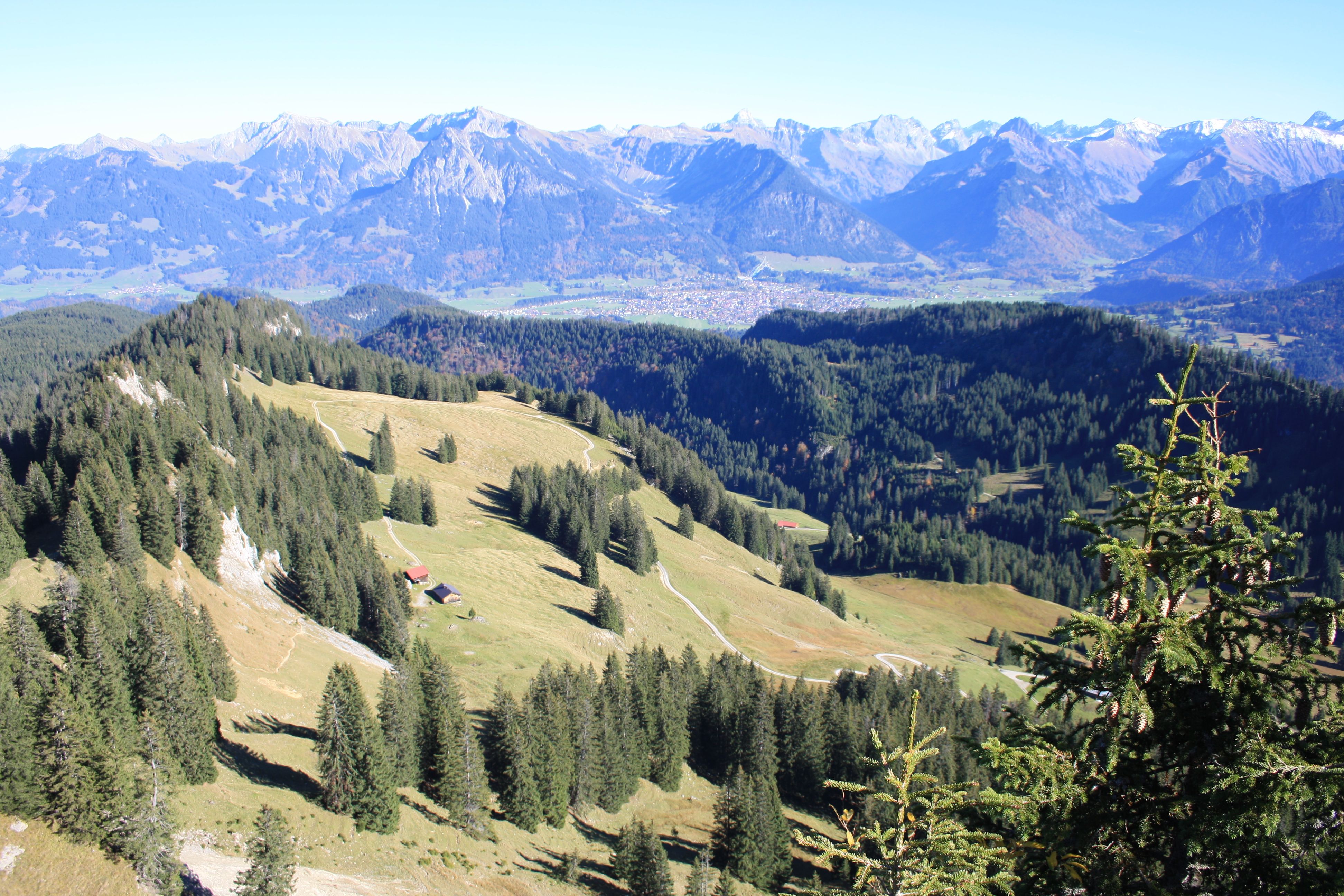 Blick vom Gipfel des Besler auf Allgäuer Alpenlandschaft