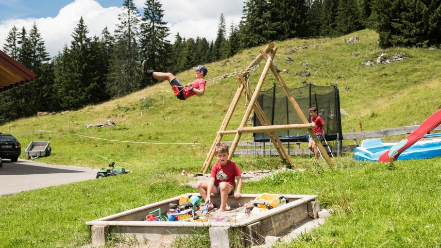 Kinderspielplatz auf der Alpe Hörnle, © Tourismus Hörnerdörfer, F. Kjer