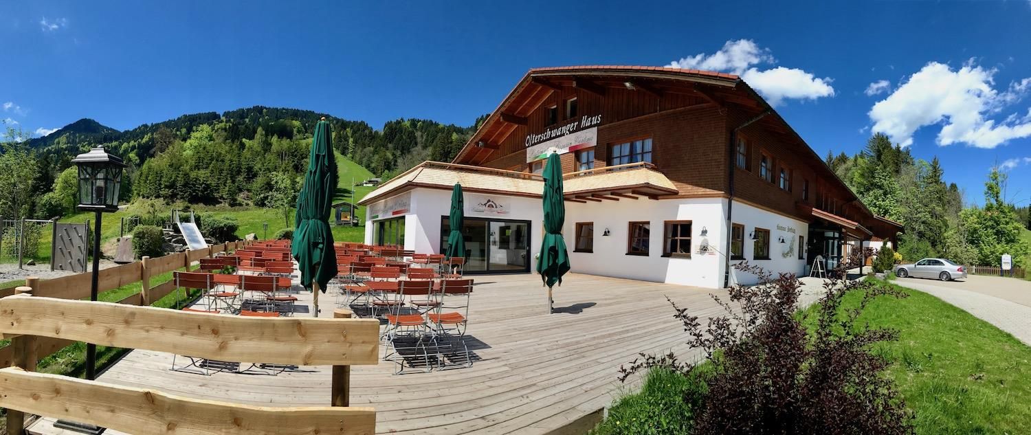 Die große Sonnenterrasse des Ofterschwanger Hauses ist ideal für einen Stehempfang zur Hochzeit. Direkt am Fuße des Ofterschwanger Horns gelegen.