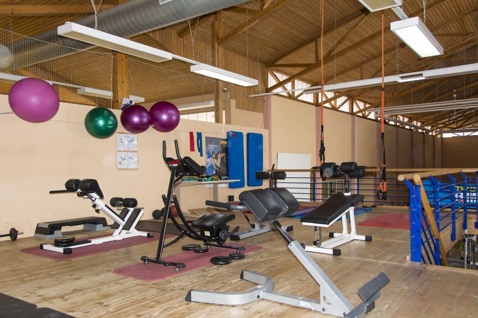 Verschiedene Fitnessgeräte im Sportpark Fischen (1. Stock).