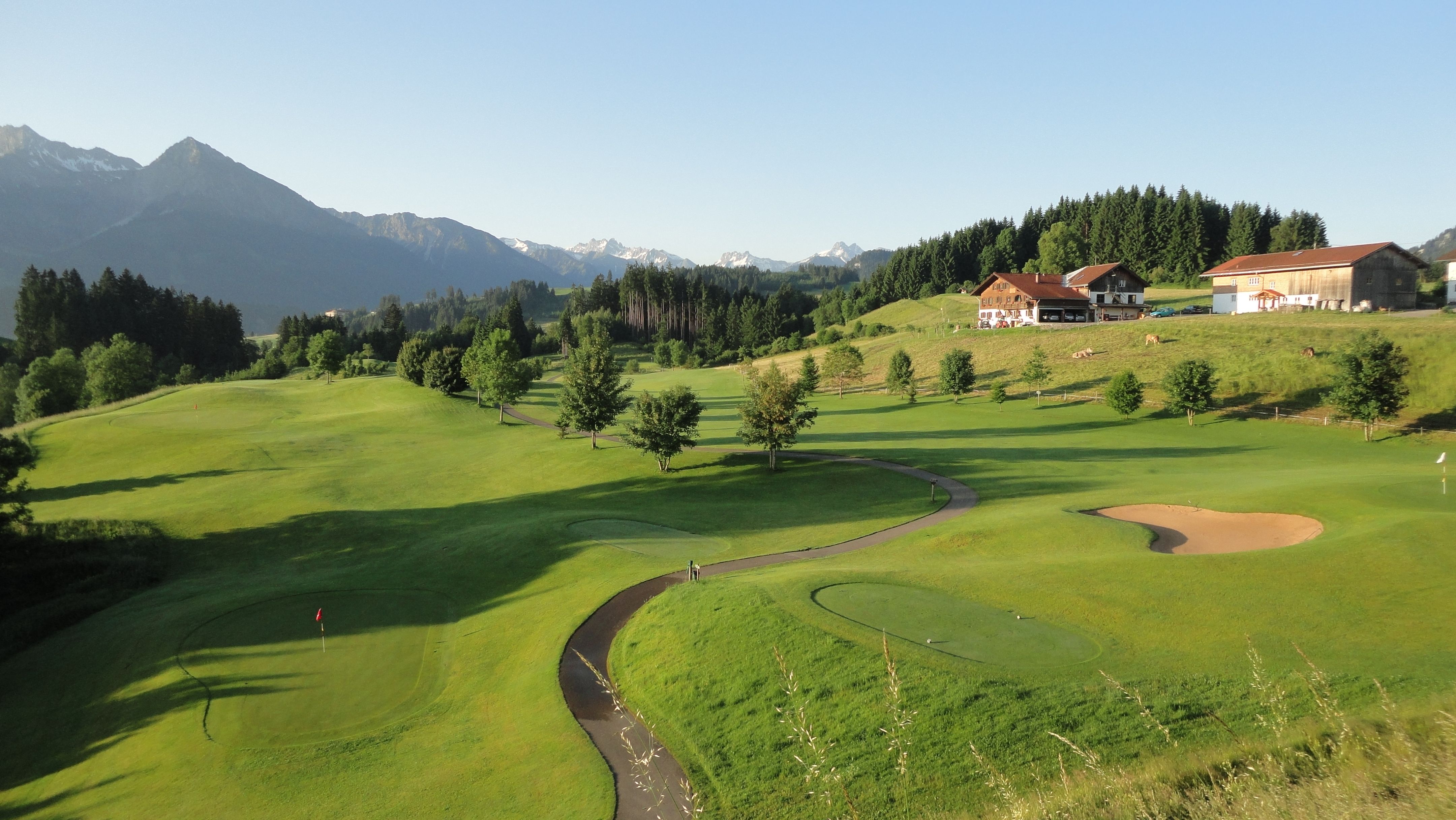 Saftig grüner Golfplatz Oberallgäu vor der Alpenkulisse