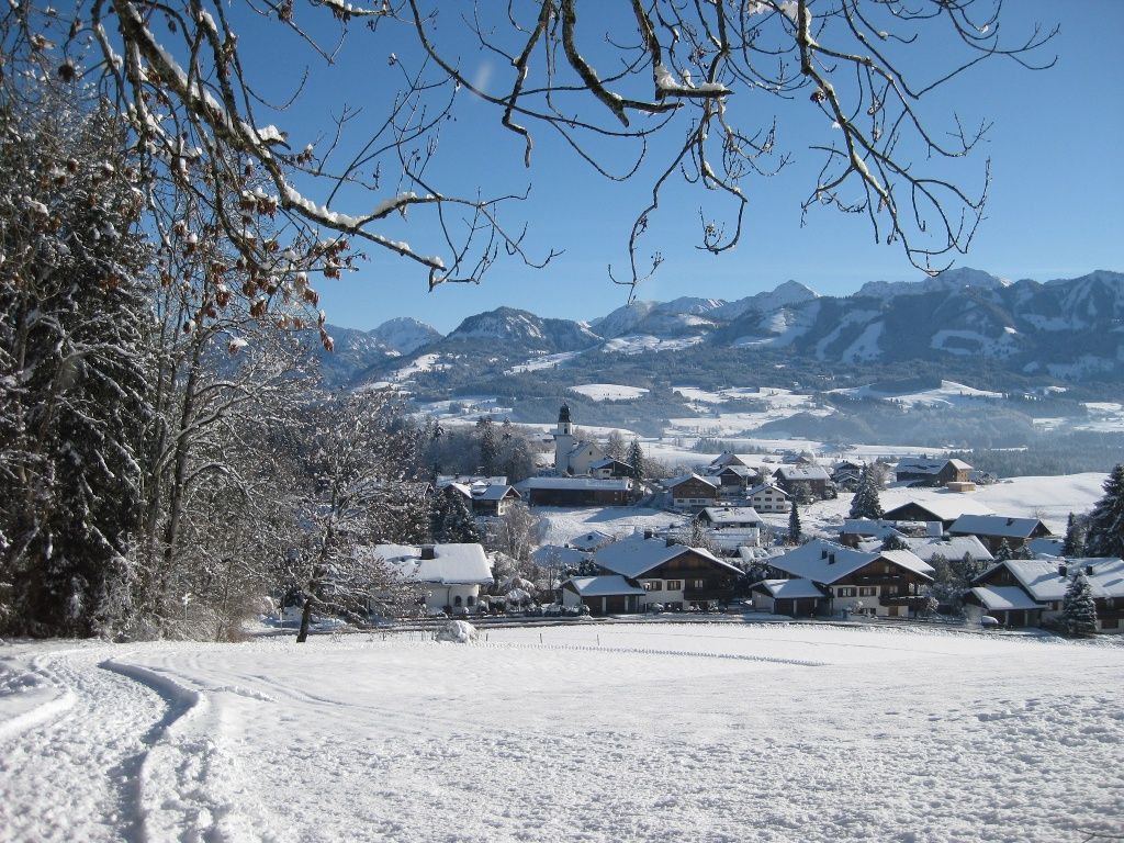Verschneite Landschaft auf der Hochwieswegrunde bei Ofterschwang