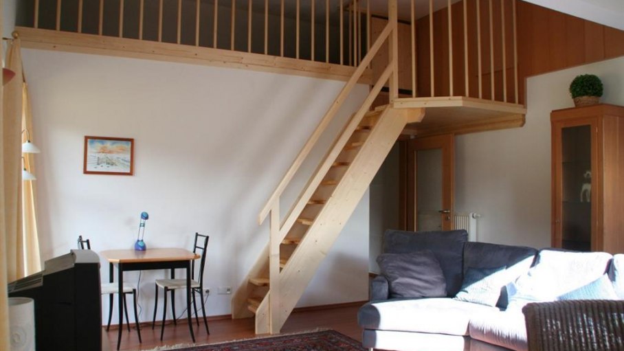 Wohnzimmer mit Treppe, © Ferienwohnung Fröhlich - Ofterschwang