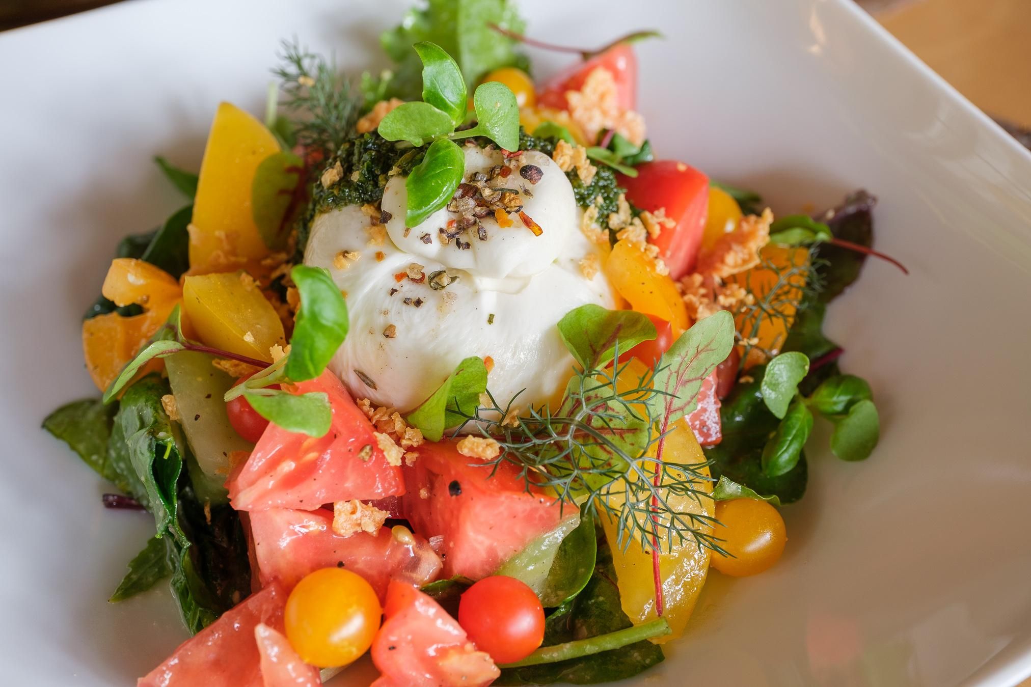 Bunter Salat in einer weißen Schüssel.