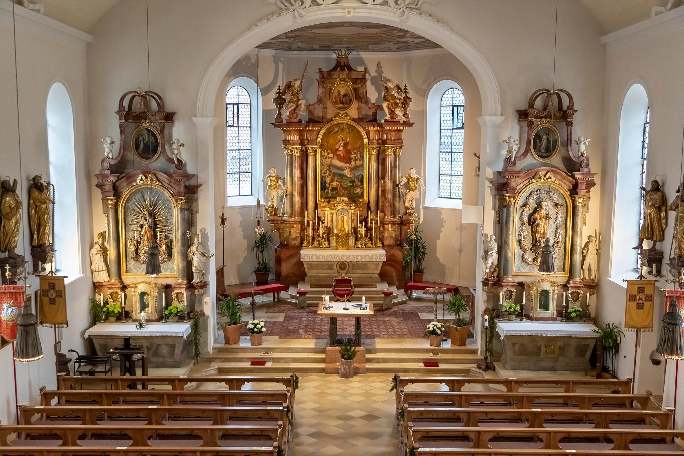 Der Hauptaltar im vorderen Kirchenschiff der Pfarrkirche St. Verena in Fischen eingebettet in den Chorraum.