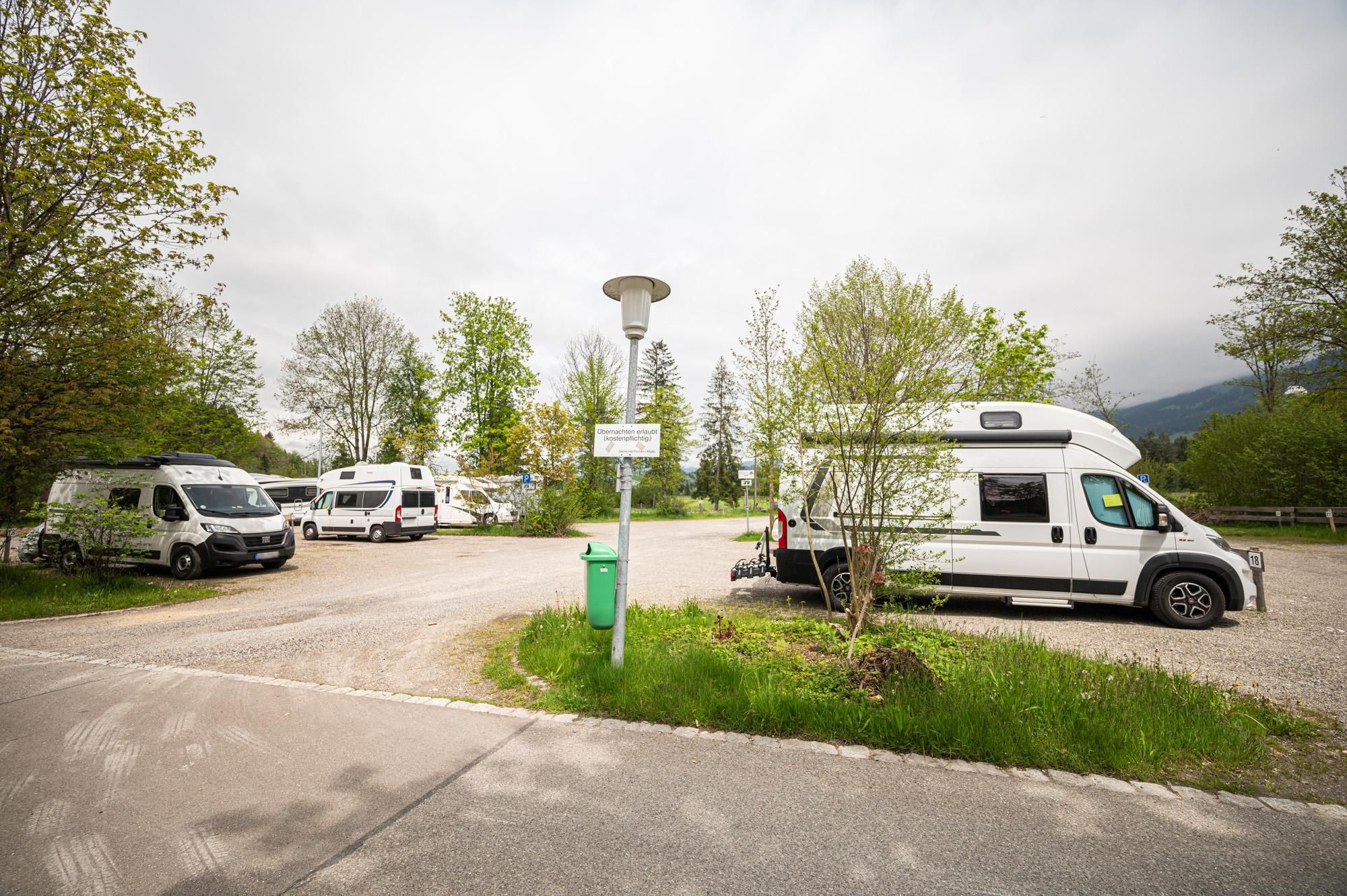 Der Wohnmobilstellplatz in Fischen, gelegen hinter dem Freibad und den Tennisplätzen.