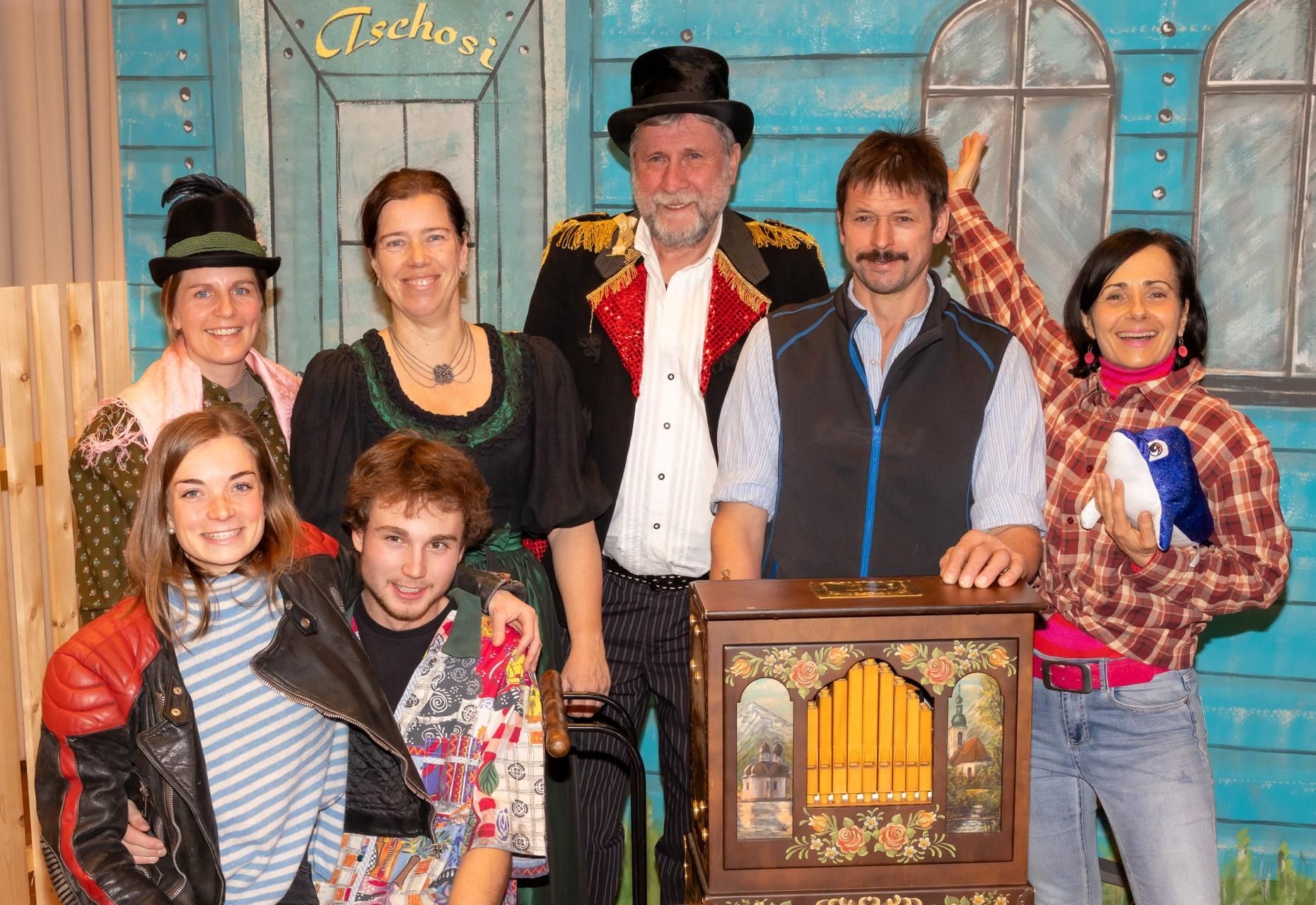 Die 7 aktiven Schauspieler der Laiengruppe Theaterfreunde Fischen e.V. bei einer Probe auf der Bühne zu ihrem neuen Stück "a Wiesn Gschicht" anlässlich des 50 jährigen Jubiläums des Vereins.