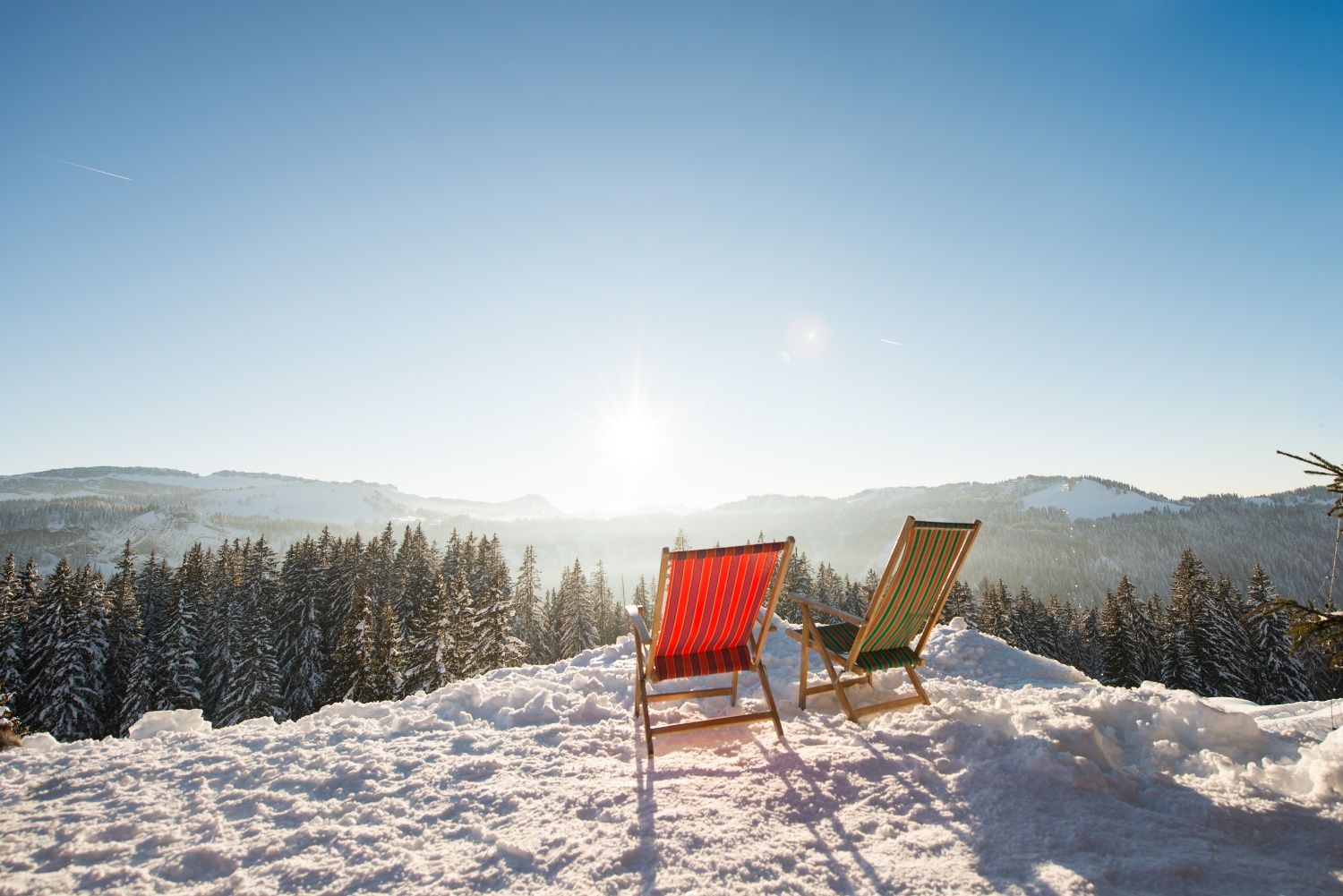 Liegestühle mit winterlicher Aussicht an der Mittelape bei Grasgehren