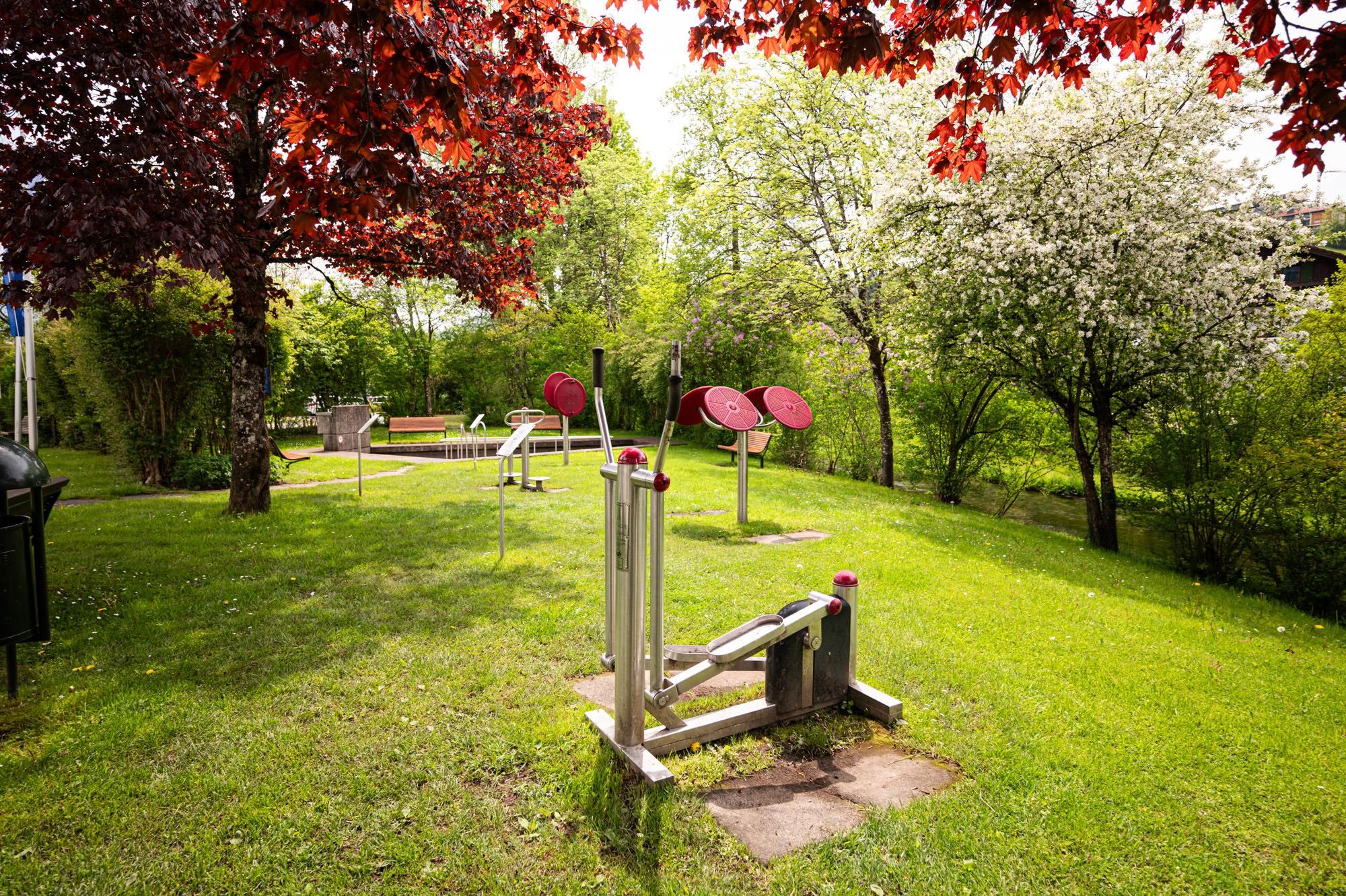 Im Kurpark Fischen am Kurhaus Fiskina befinden sich neben dem Kneippbecken verschiedene Sportgeräte.