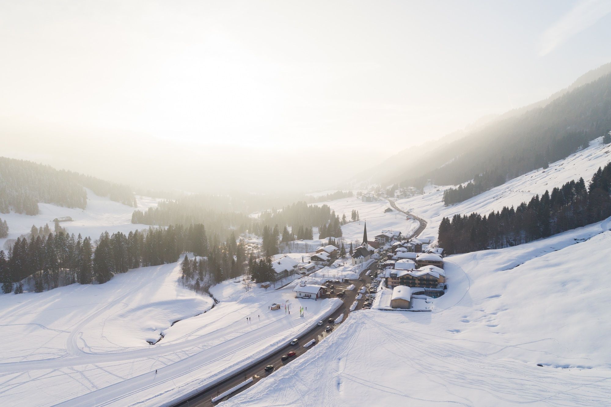 Winterlicher Blick auf Balderschwang im Schnee