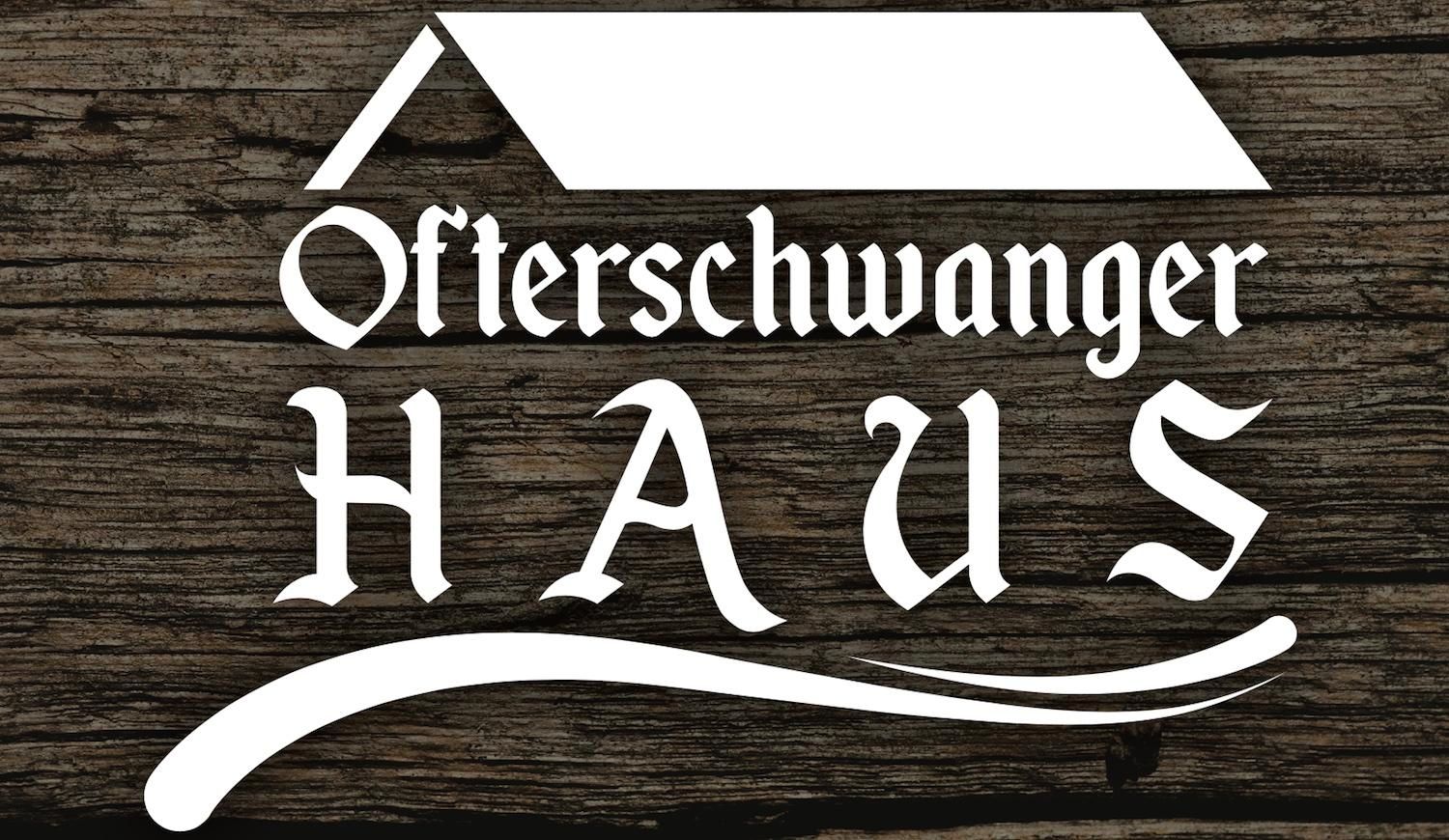 Logo Ofterschwanger Haus: Weißer Schriftzug "Ofterschwanger HAUS" unter stilisiertem Dach auf dunklem Holzgrund.