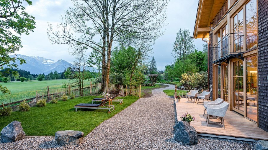 Premium Lodge - Terrasse mit Garten und Aussicht, © Das Talgut - Ofterschwang